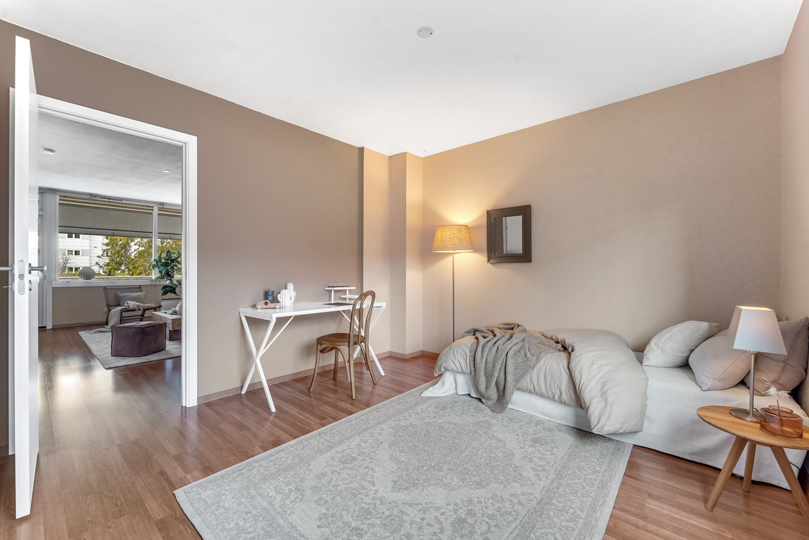 Soverom 2 med laminat på gulv med varmefolie, tapet på vegger og malt tak. Galleribilde