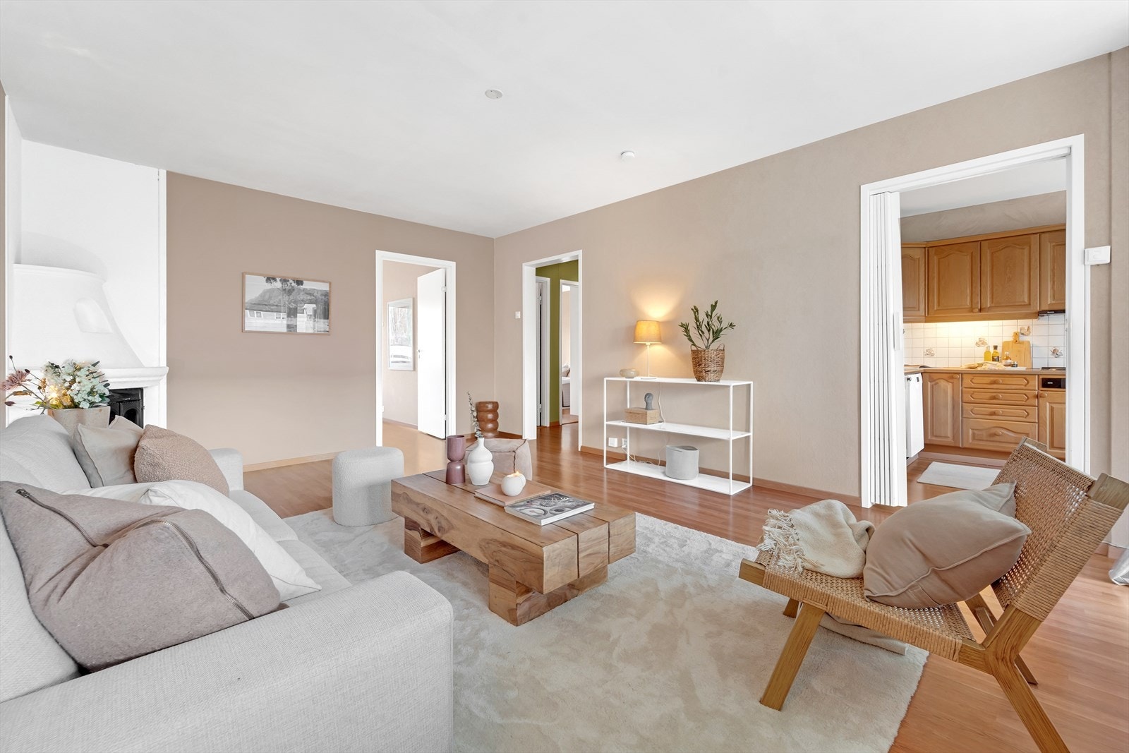 Romslig stue med laminat på gulv med varmefolie, tapet på vegger og malt tak. Det er montert peis med innsats i stue og pipeløp som ligger mellom i stue og soverom. Det er utført piperehabilitering i regi av borettslaget i 2018/19. Galleribilde