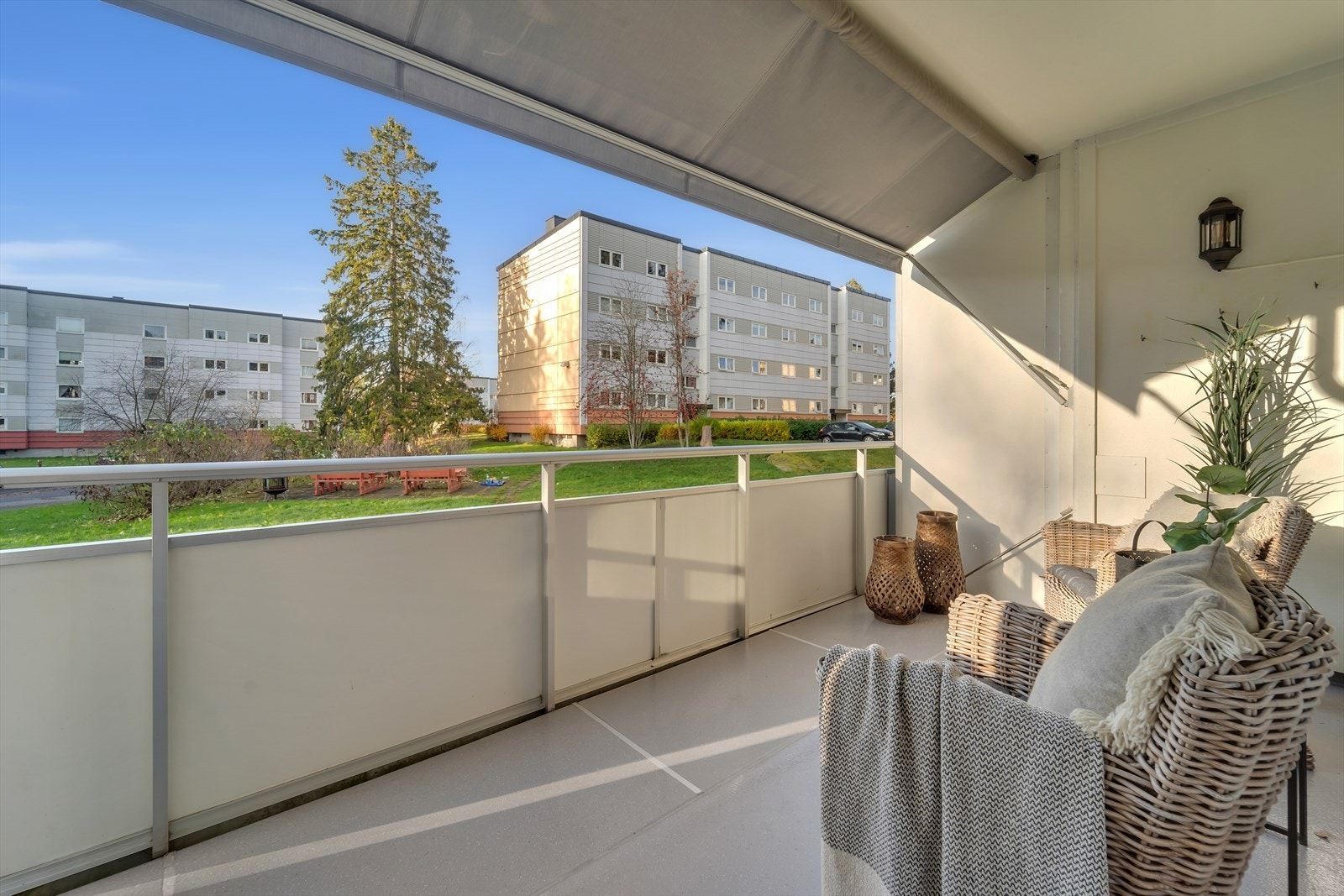 Fra stuen er det utgang til en hyggelig sydvendt balkong på 8 kvm med belysning og markise. Galleribilde