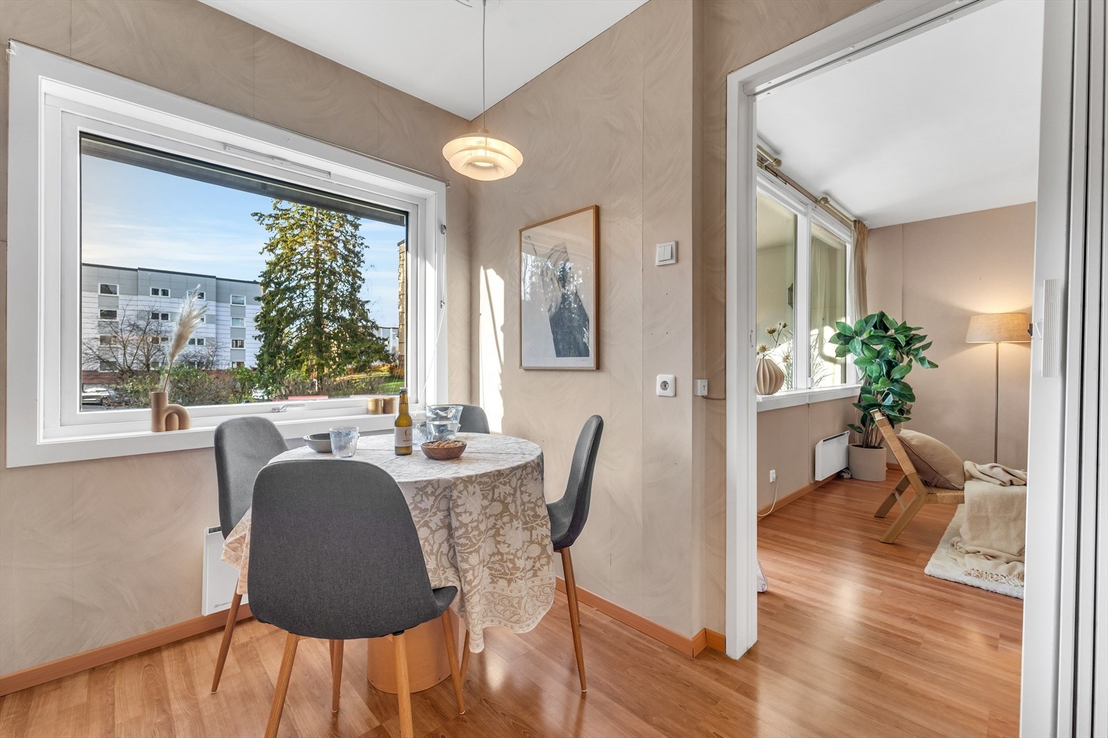 Kjøkkenet har gode muligheter for en hyggelig spiseplass. Galleribilde