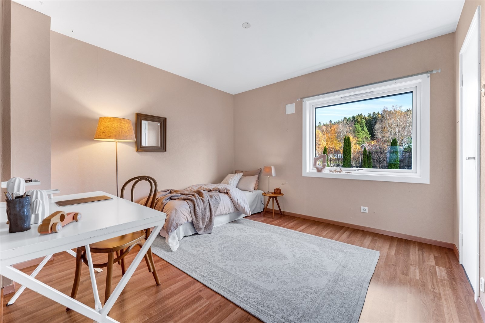 Soverom 2 med laminat på gulv med varmefolie, tapet på vegger og malt tak. Galleribilde