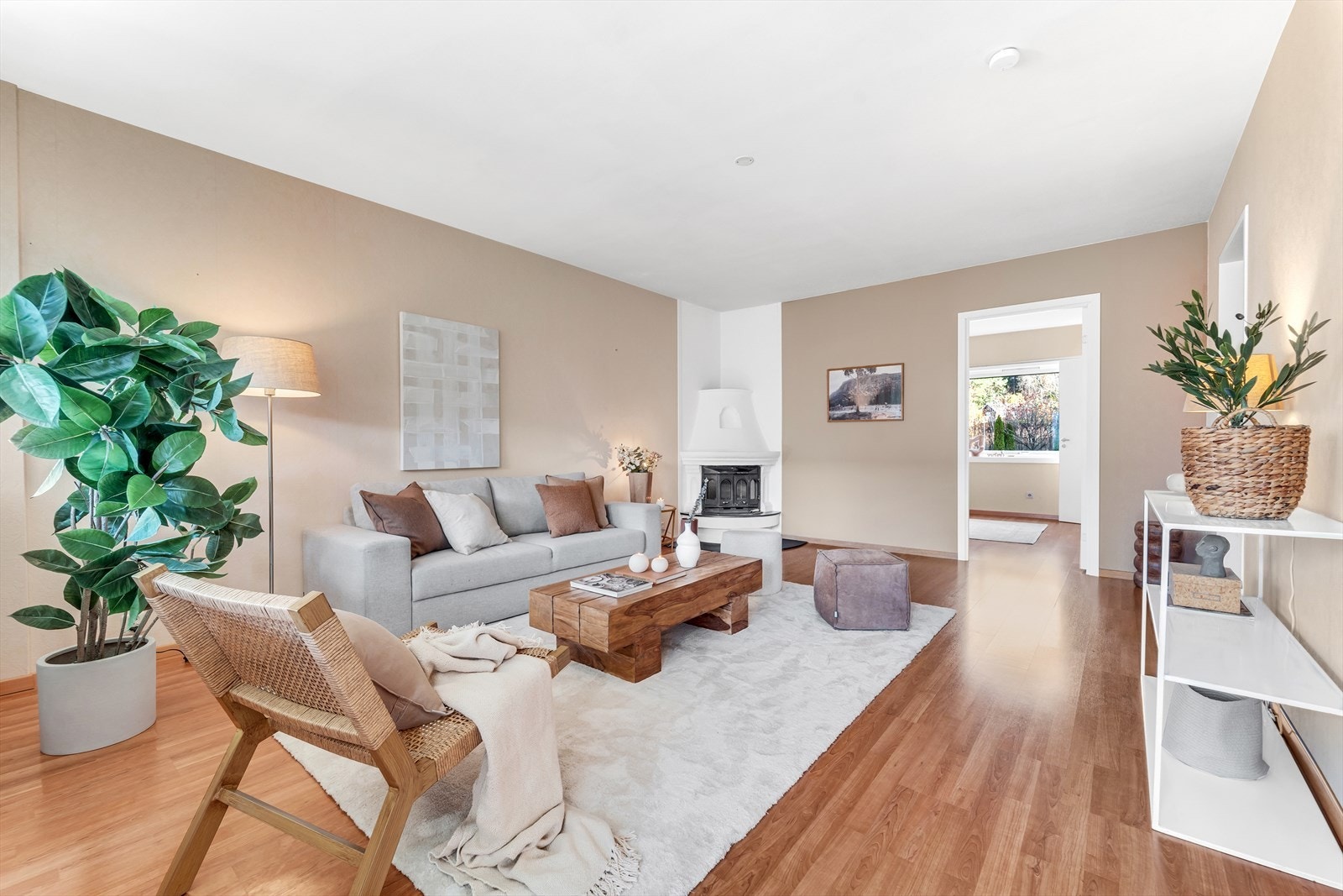 Velkommen til en romslig og velholdt 3-roms leilighet der badet ble pusset opp i regi borettslaget i 2011. Fra stuen er det utgang til en hyggelig sydvestvendt balkong. Galleribilde