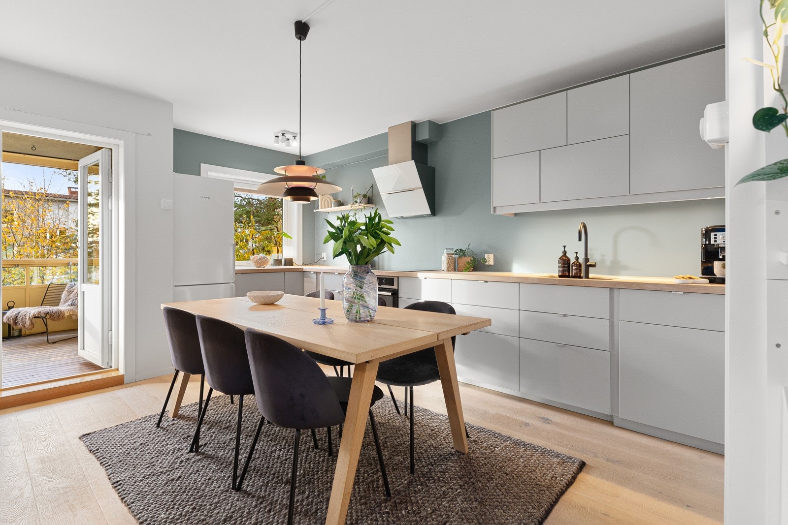 Eiendommen har gjennomgått en omfattende oppussing de siste årene og fremstår nå som et innflytningsklart og strøkent objekt. Galleribilde