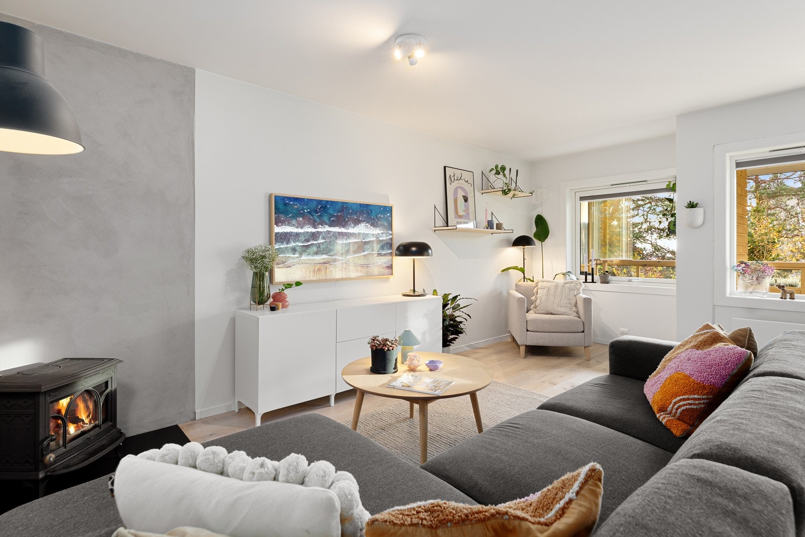 Vinduer og balkongdøren er fra 2017. Det ble i 2020 montert nye pliségardiner i flere vinduer. Galleribilde