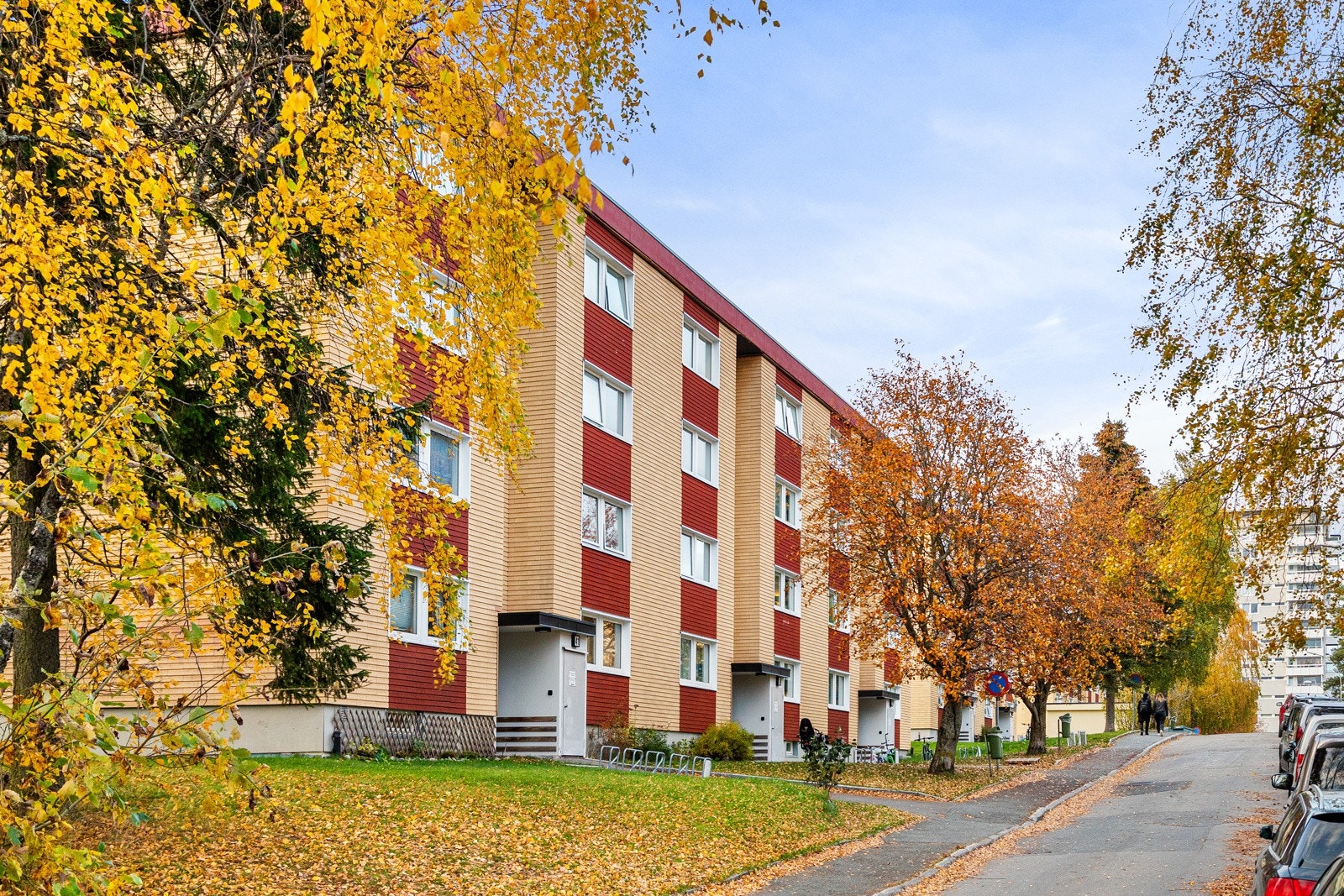 Selgers ord: "Kranveien 39 har vært vårt hjem de siste 4,5 årene. Her får du en lettstelt leilighet, marka tett på og svært trivelige naboer. Her kan du kombinere rolige omgivelser med sentral beliggenhet." Galleribilde