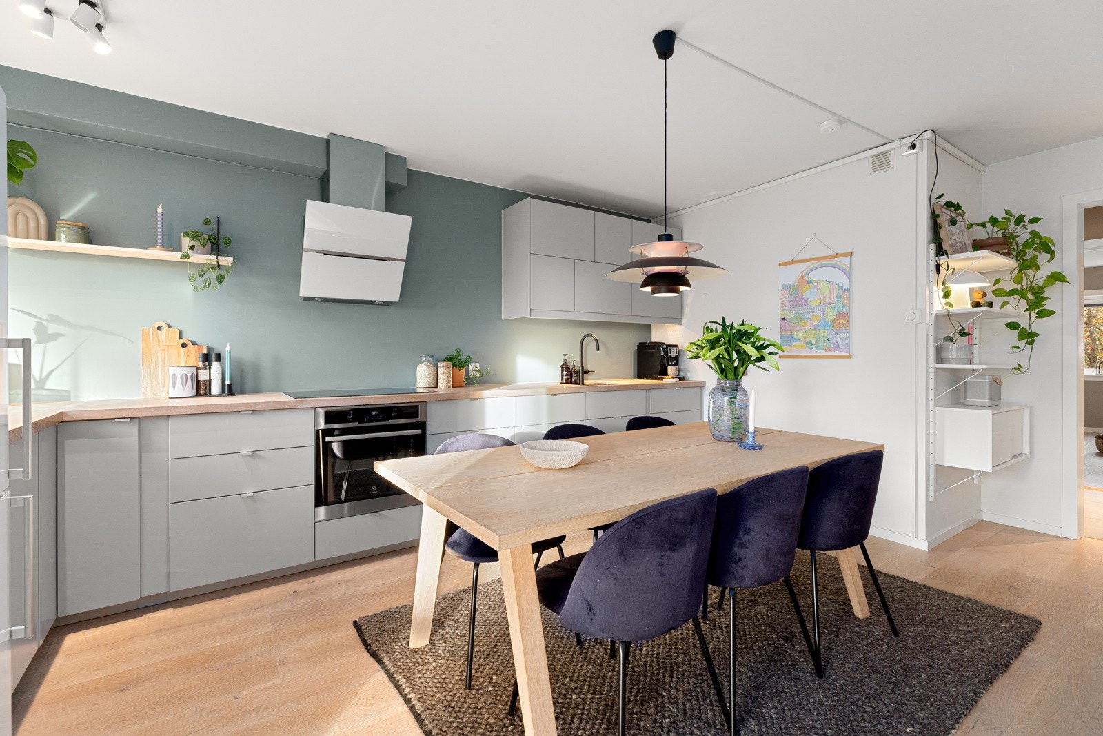 Kjøkkenet er fra 2015. Benkeplaten i heltre ble slipt og lakket i 2024, blandebatteriet ble også oppgradert i 2024. Galleribilde