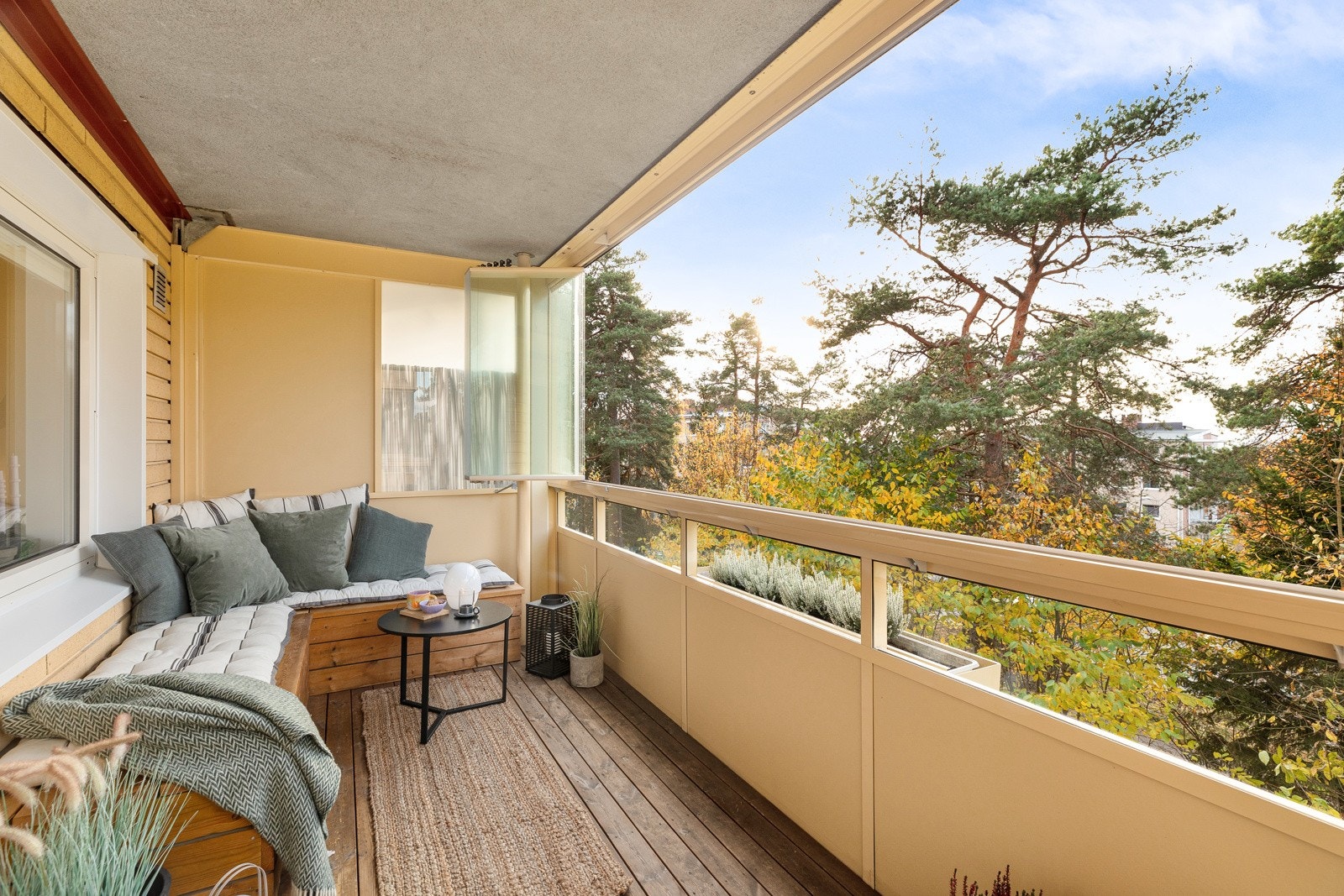 Vestvendt balkong med et gulvareal på hele 11 m². Her kan du nyte sol fra tidlig ettermiddag - til solnedgang. Plassbygget benk med oppbevaringsplass. Galleribilde