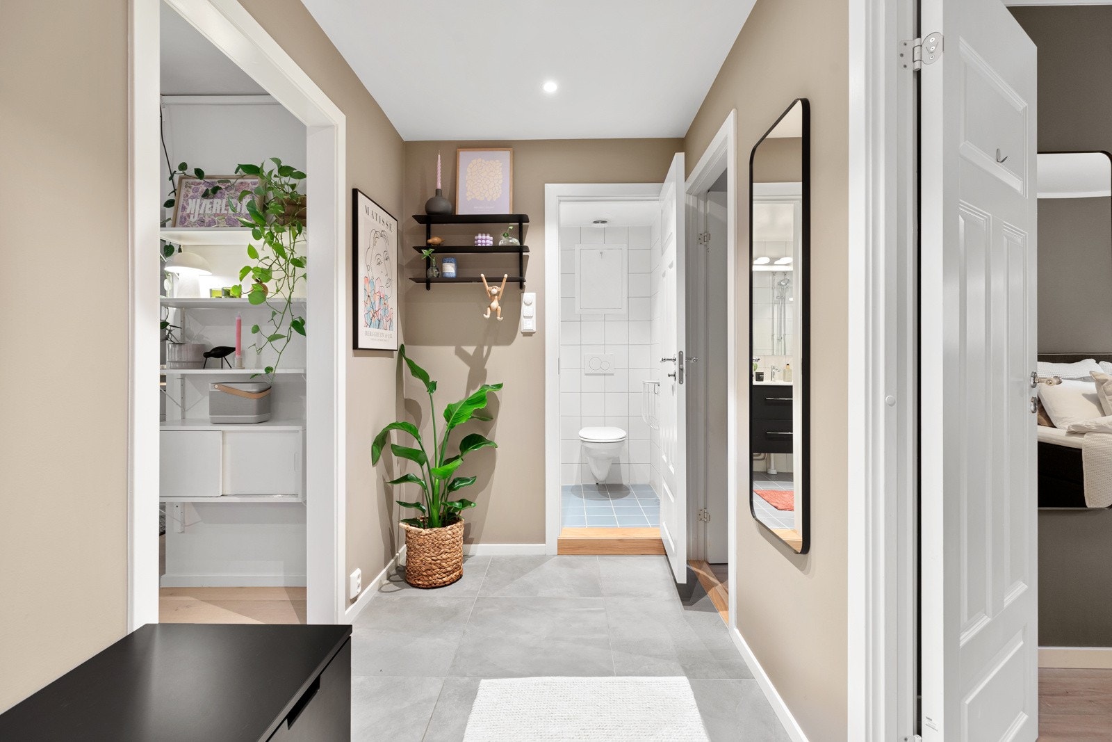 Entréen er ca. 6 m² og har fliser på gulv, med varmekabler. Galleribilde