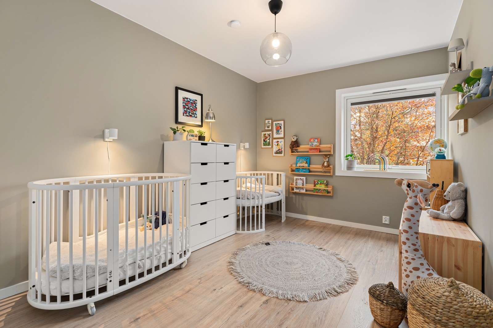 Hovedsoverommet er ca. 13 m² og vender mot rolige omgivelser. Soverommene får direkte sollys på morningen. Galleribilde