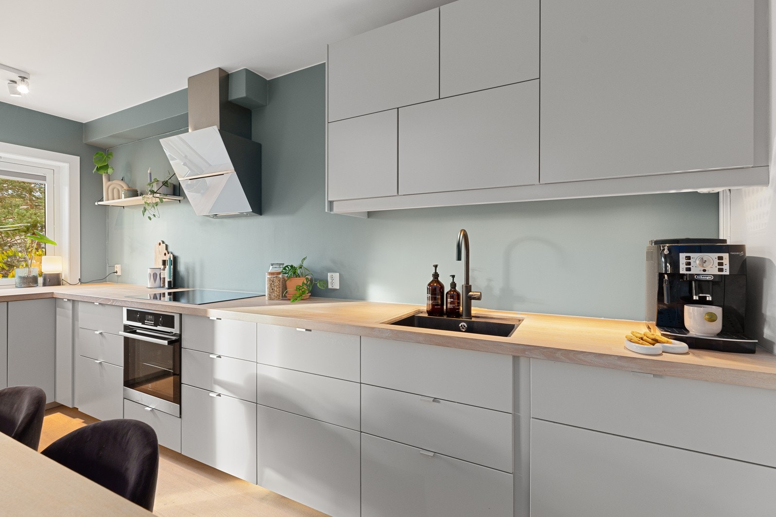 integrerte hvitevarer som induksjonsplatetopp, stekeovn, oppvaskmaskin og fryser. Det er plass til kjøleskap. Waterguard er installert. Galleribilde