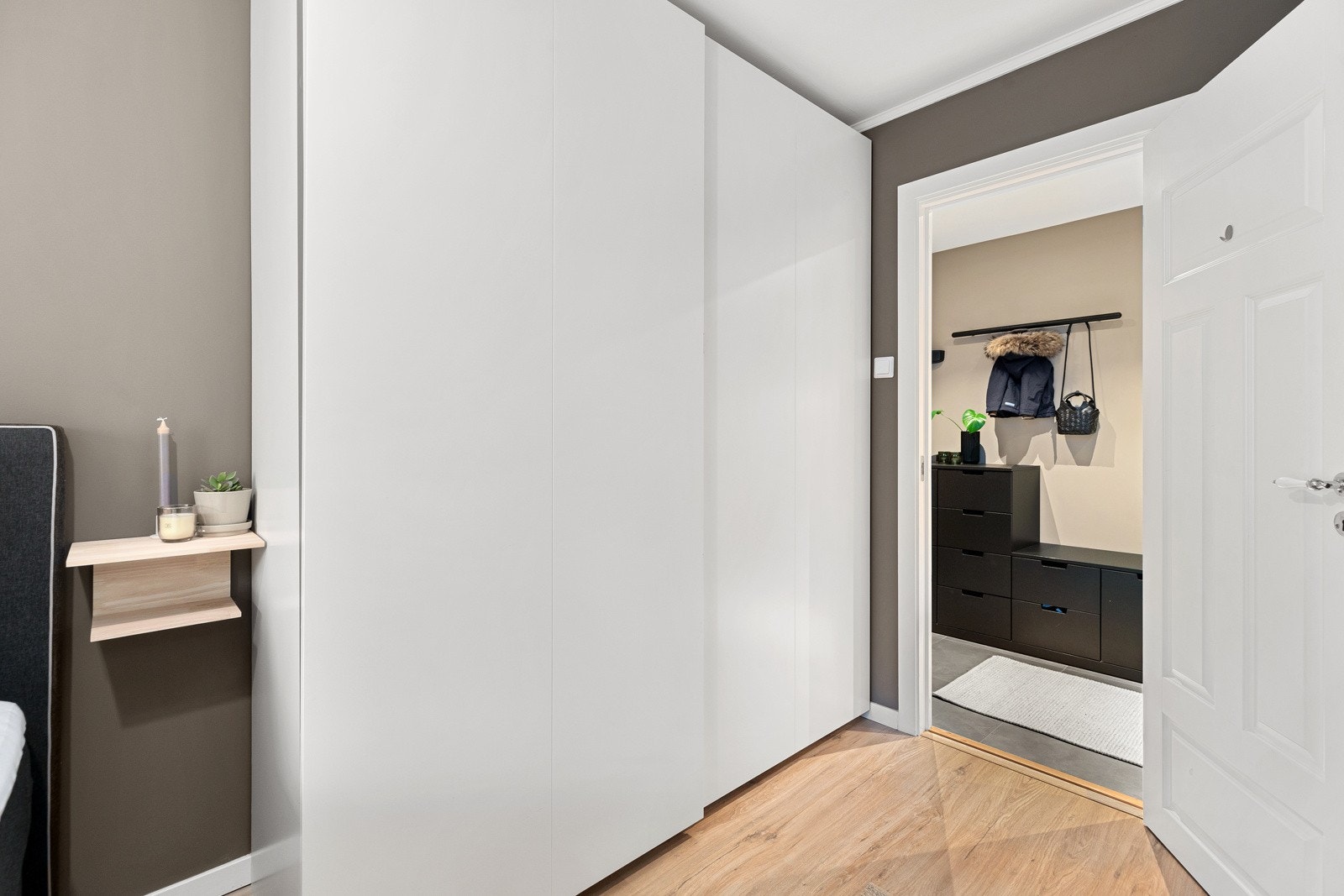 Gode garderobeløsninger. Overflatene ble malt i 2024. Galleribilde