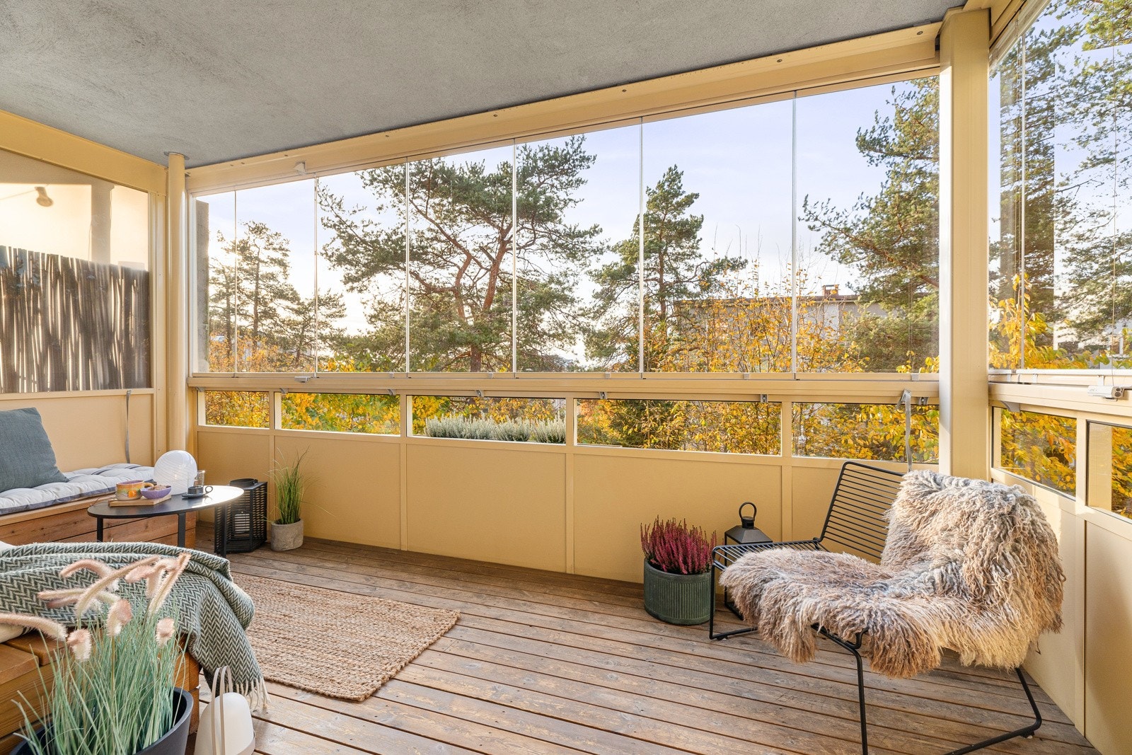 Boligen ligger i frontrekken, med innglasset balkong og mye utsyn mot grønne og idylliske omgivelser. Selgers ord: "På varmere dager blir den innglassede balkongen som et ekstra rom." Galleribilde