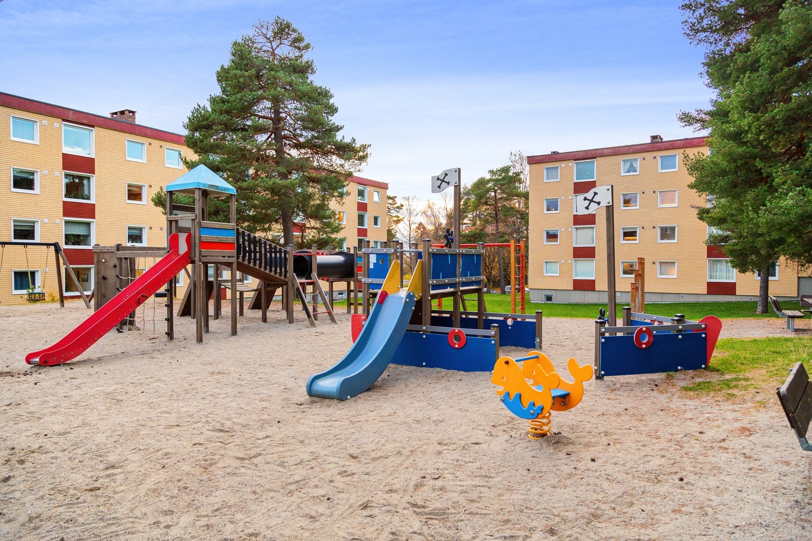 Selgers ord: "Området er svært rolig og familievennlig, med store grøntarealer, turstier, lekeplasser og alt man trenger for et godt liv." Galleribilde