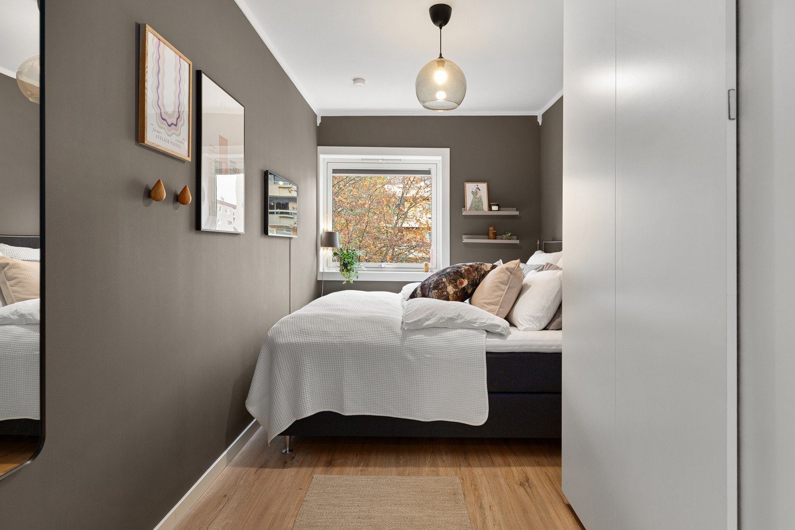 Soverom II brukes i dag som hovedsoverom av praktiske grunner. Dette rommet er ca. 10 m² og vender mot rolige omgivelser. Galleribilde