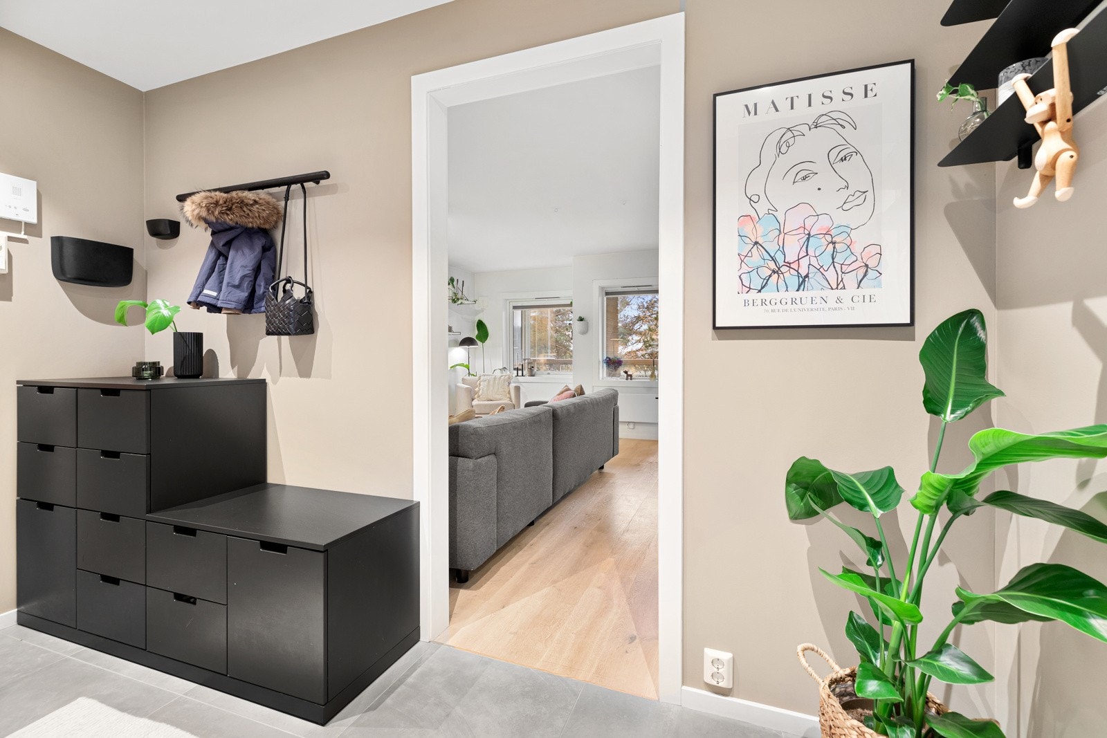 Entréen ble betydelig oppgradert i 2021. Fokus på et innbydende førsteinntrykk, med så mye oppbevaringsplass som mulig. Galleribilde