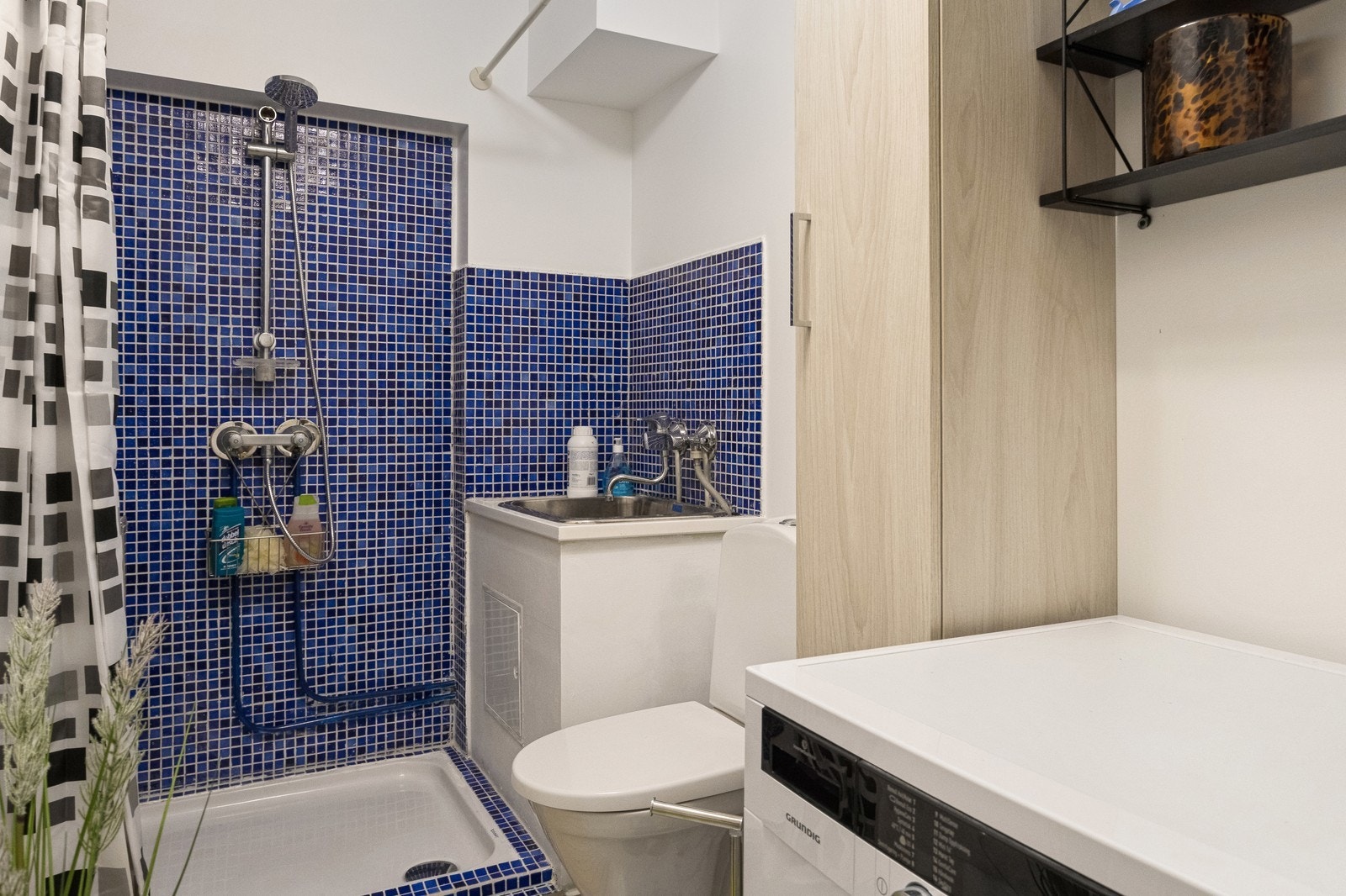 Badet er utstyrt med vaskemaskin Galleribilde