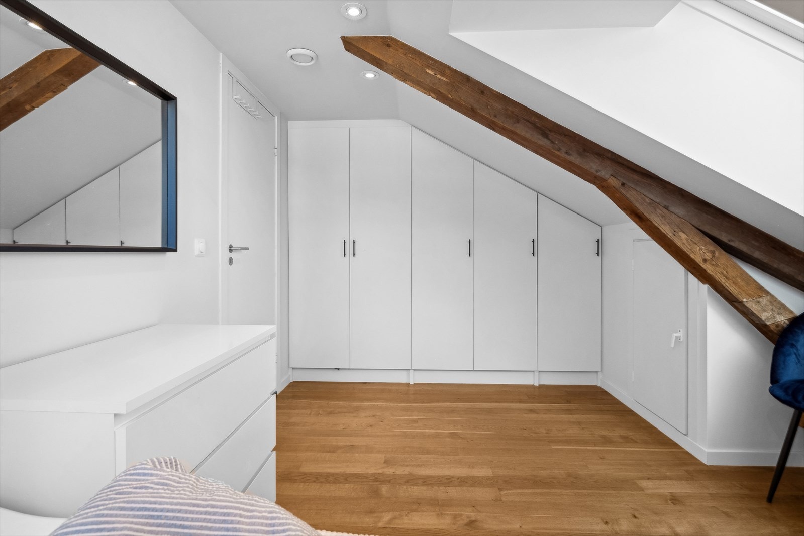 Praktisk, plassbygget garderobeløsning. Galleribilde