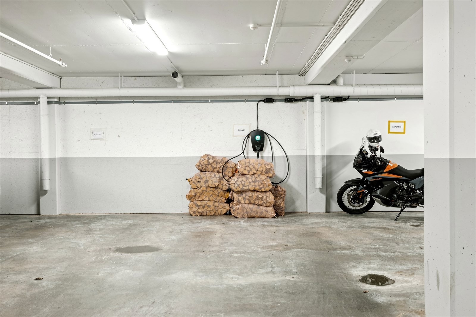 Det er montert Zaptec elbillader. Galleribilde