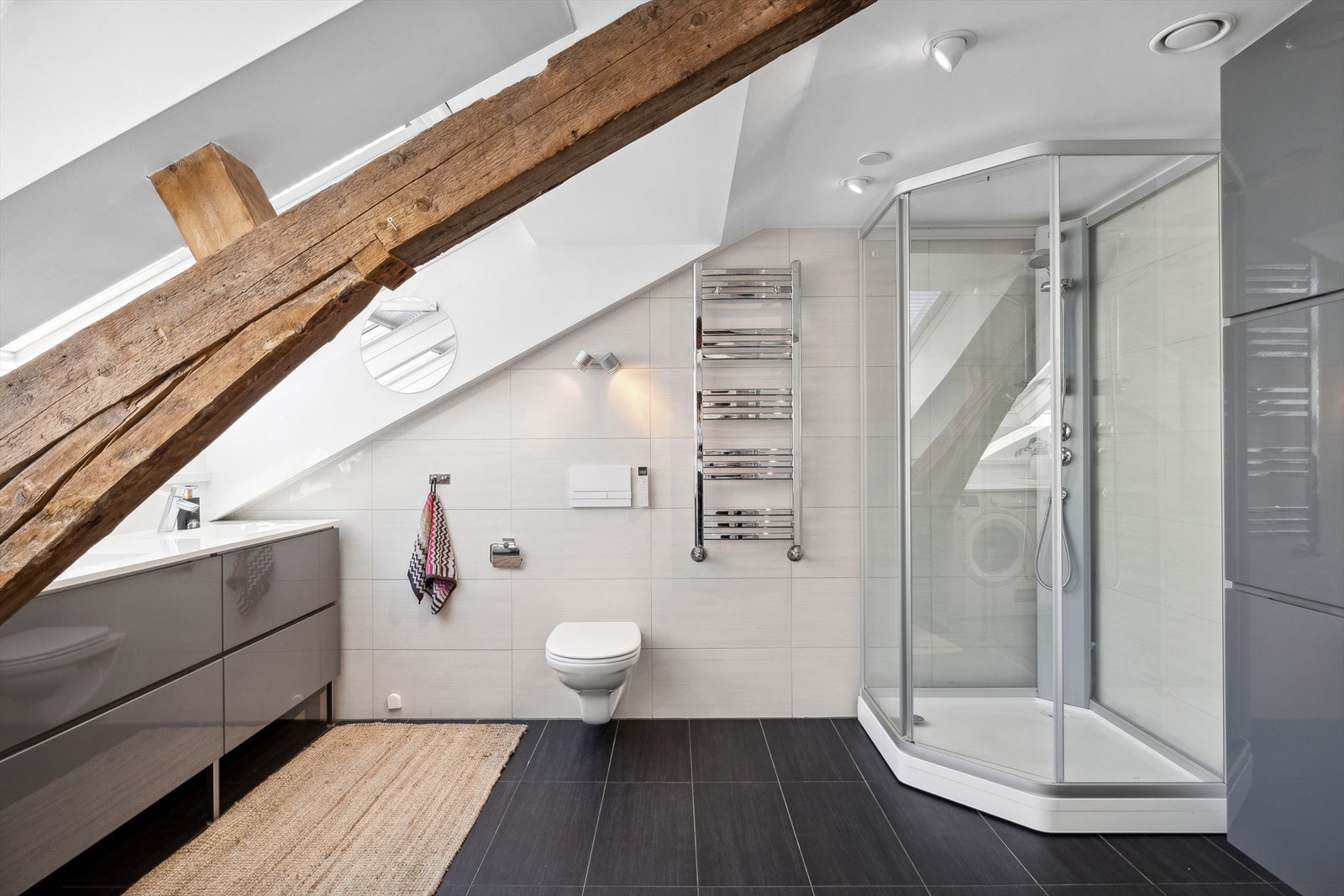 Vegger og gulv er flislagt. Himling har malte overflater. Elektrisk gulvvarme gjør rommet lunt og behagelig. Galleribilde