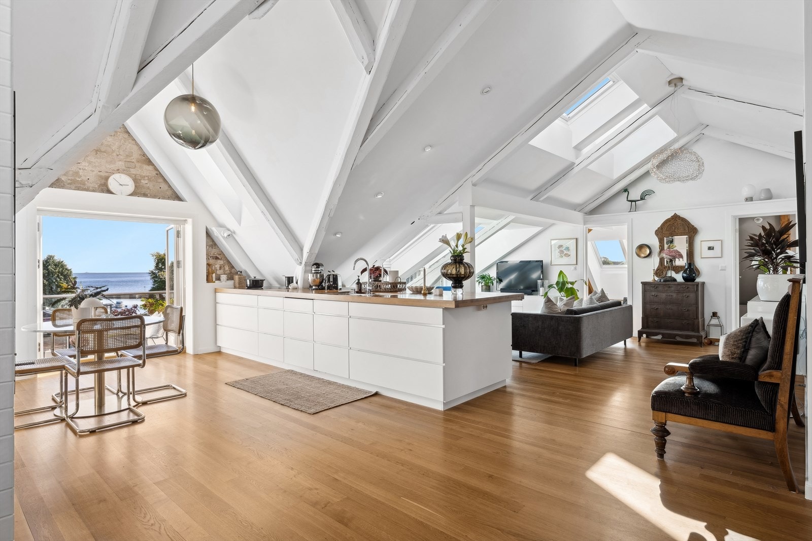 Selve Generalboligen ble bygget så tidlig som i 1893. Loftsleiligheten ble etablert i 2010-2011.
Innslag av bjelker og teglstein skaper en fin balanse mellom det moderne og det historiske. Galleribilde