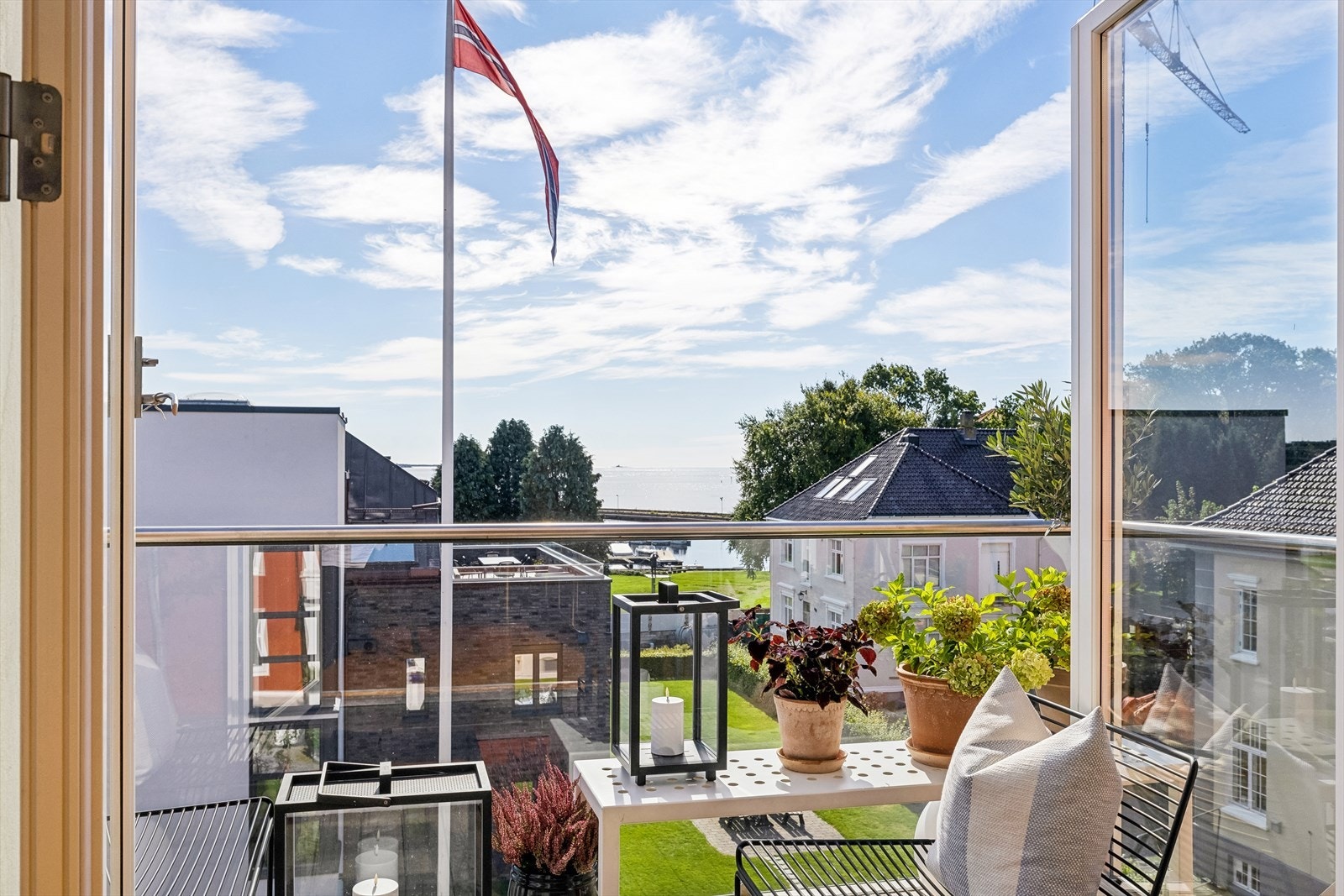 Balkongen har god plass til utemøbler og potteplanter. Galleribilde