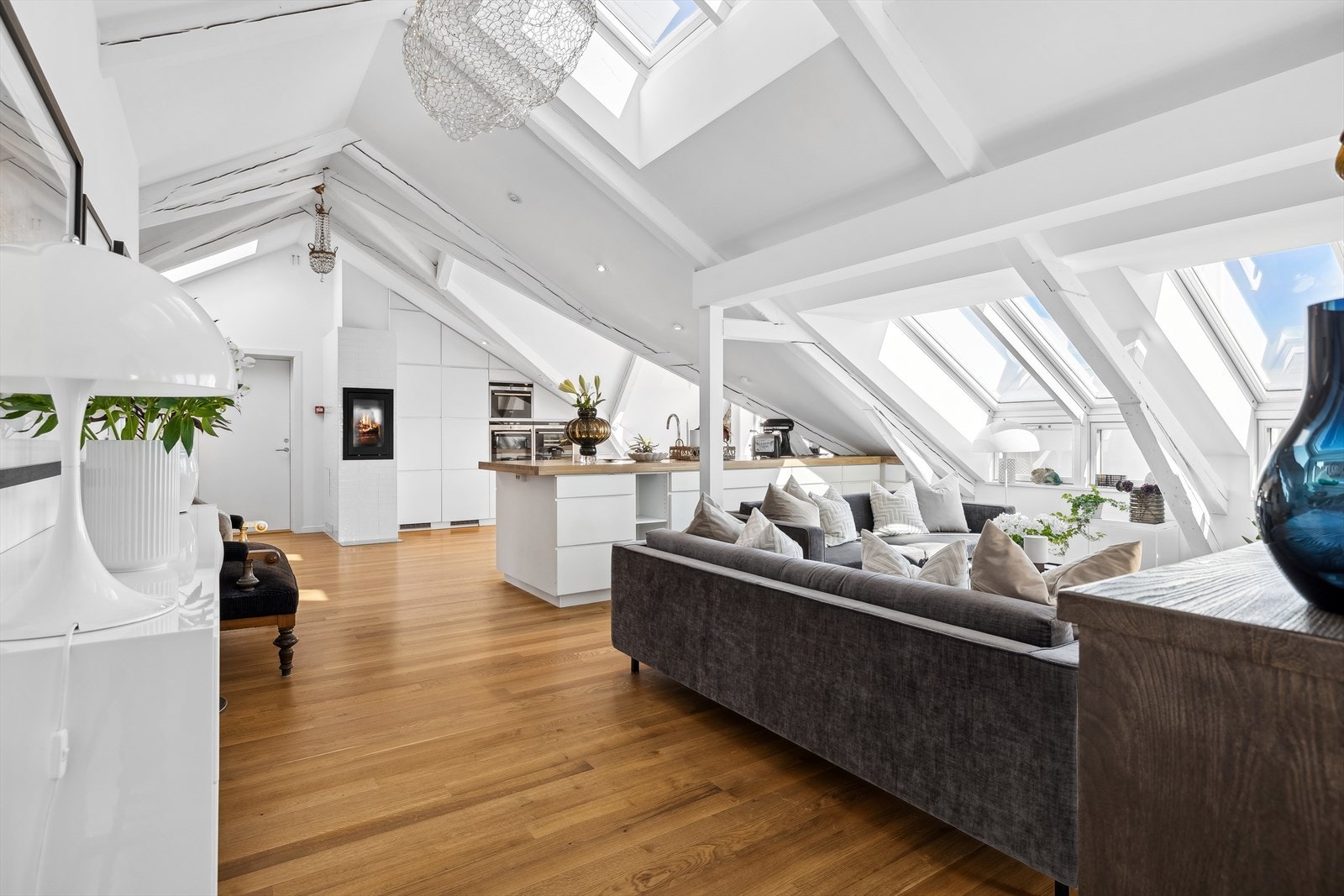 Rommet har flere innredningsmuligheter og god plass til både sofa og spisegruppe. Galleribilde