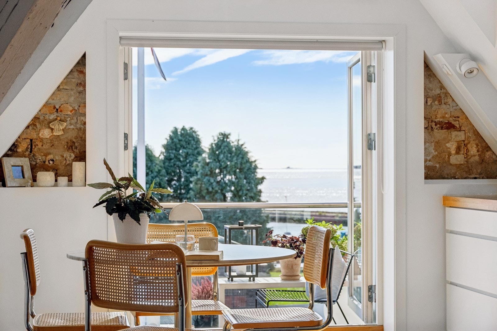 Boligen kan blant annet skilte med en herlig, solrik balkong, nydelig sjøutsikt og egen garasjeplass. Galleribilde