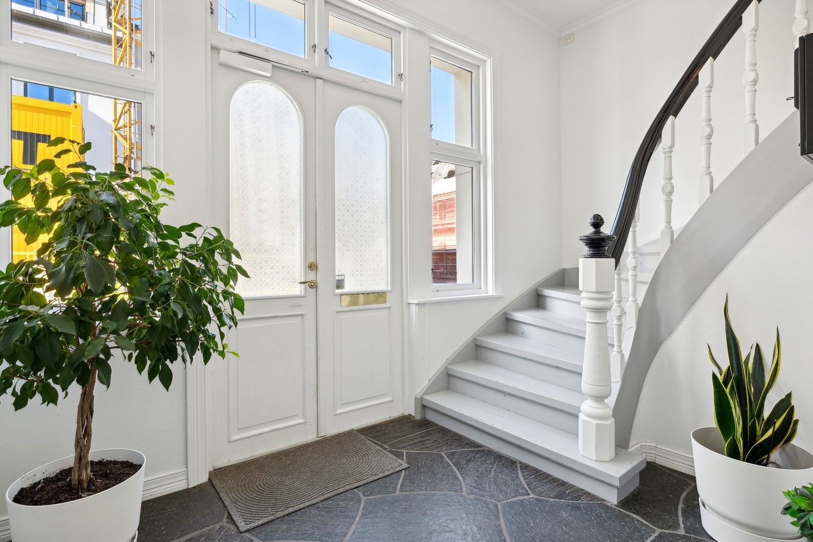 Boligen har en trivelig adkomst via felles, ærverdig hovedinngang og trappegang. Galleribilde