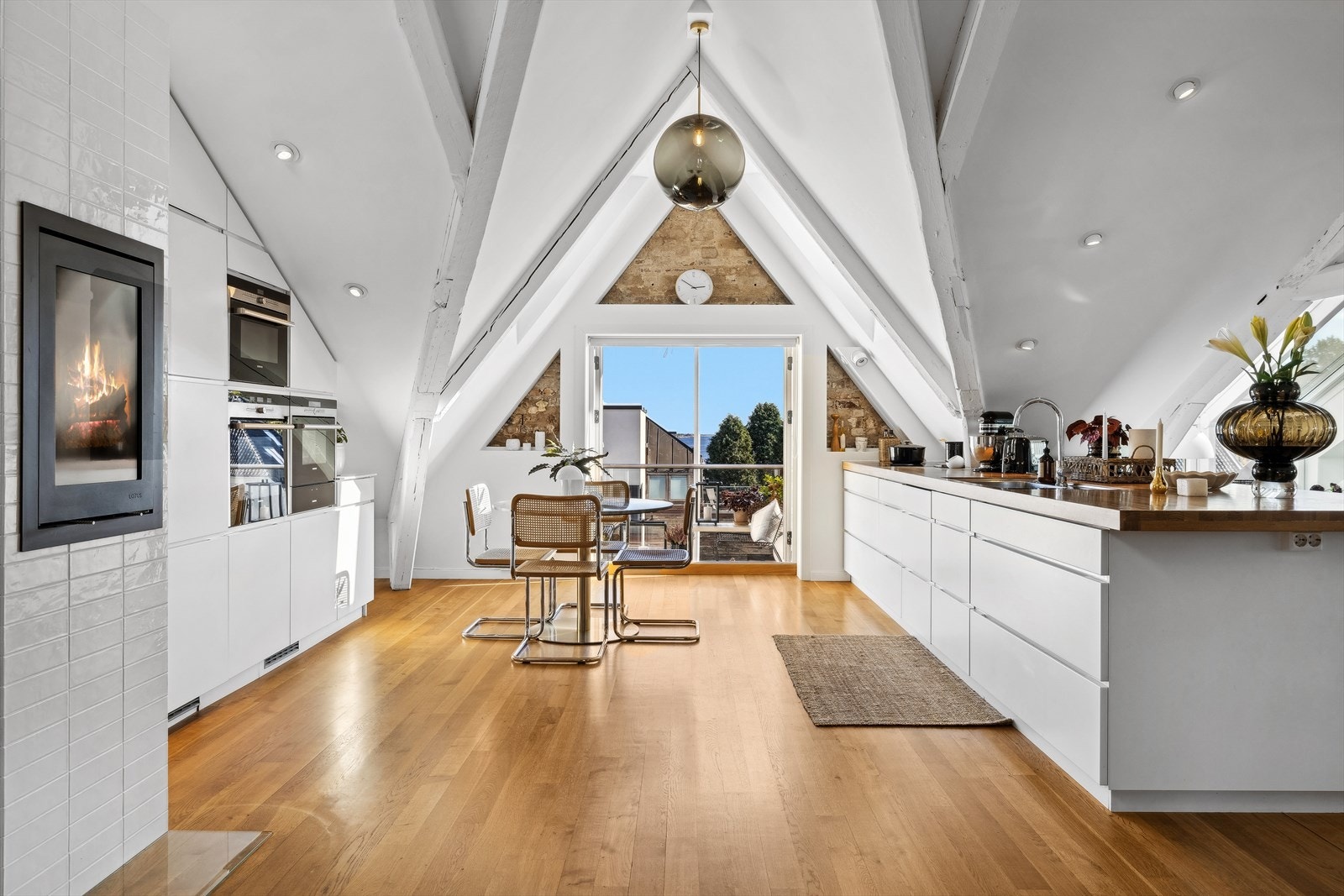 Boligen har en meget praktisk planløsning bestående av en hoveddel og en gjestefløy med til sammen 4 soverom, 2 stk stue/kjøkken, bad/vaskerom, bad/wc, entré og innvendig bod. Galleribilde