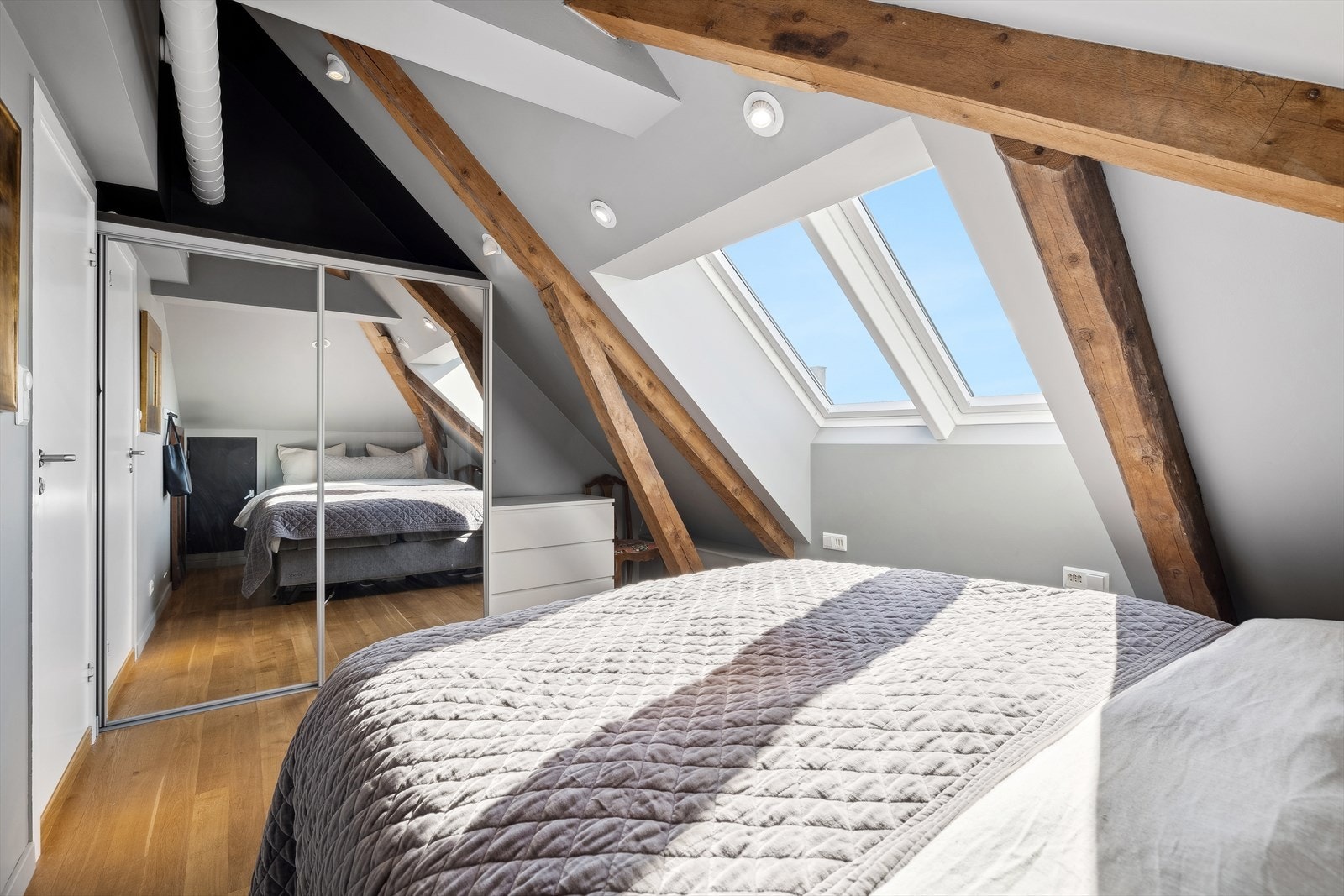 Hovedsoverommet har skyvedørsgarderobe og plass til dobbeltseng. Galleribilde