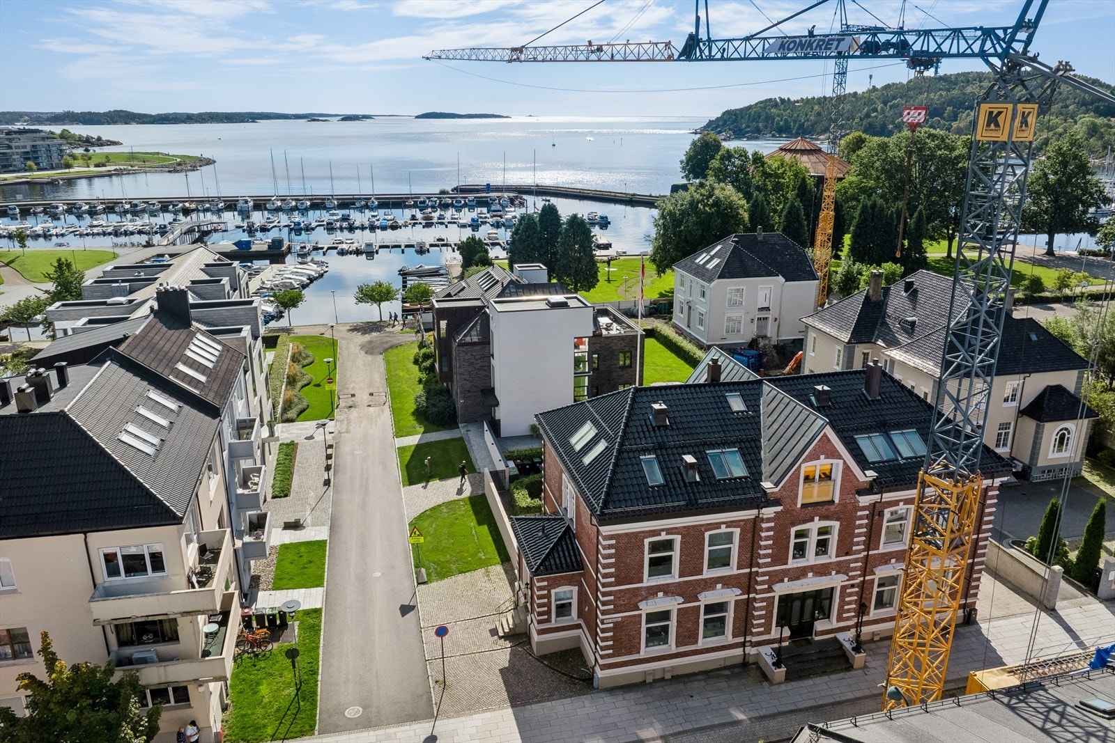 Beboerne i Strandgaten 56 har umiddelbar nærhet til Strandpromenaden som strekker seg østover ut til Tangen forbi Bystranda og vestover forbi Tresse, Festningen, Nupen-anlegget, Gjestehavna og mot Odderøya, Kilden og Fiskebrygga. Galleribilde