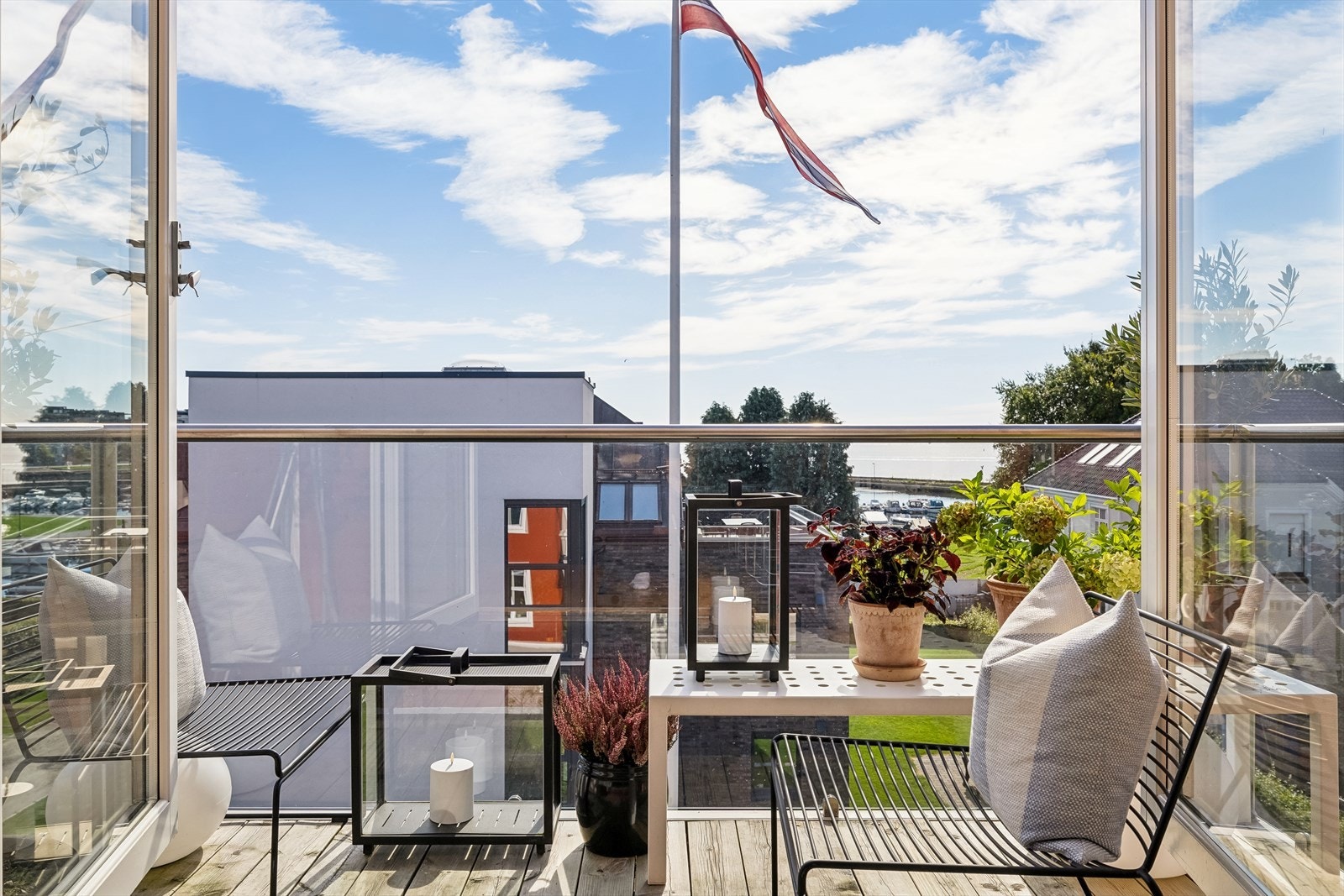 I sommerhalvåret fungerer balkongen som en forlengelse av stuen/kjøkkenet. Galleribilde