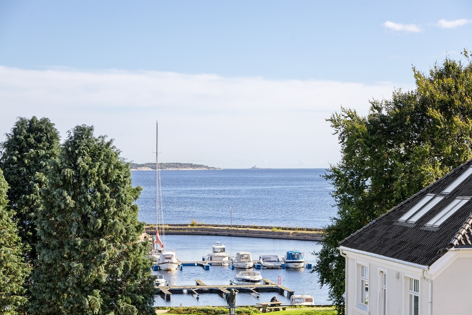 Sjø- og solvendt beliggenhet med gåavstand til alle byens mange butikker og fasiliteter. Galleribilde