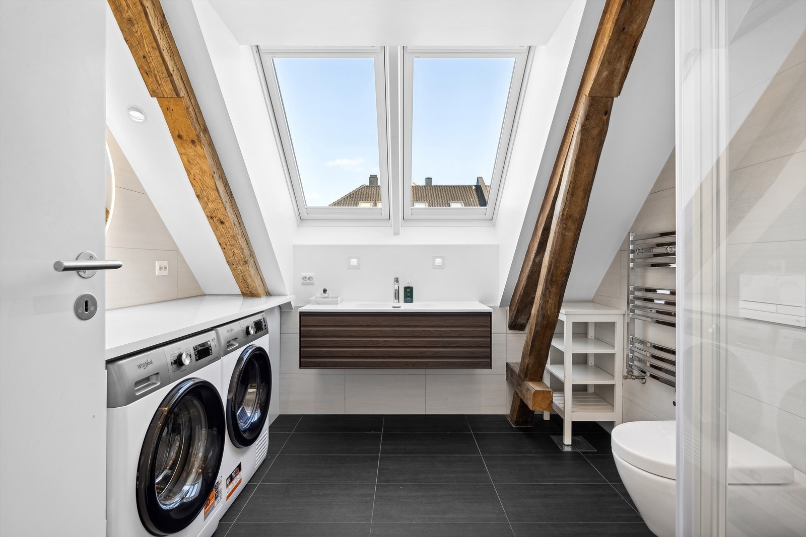 Baderommet i gjestefløy er også etablert i 2010-2011. Badet har, i likhet med hovedbadet, fliser på vegger og gulv, samt malt himling. Oppvarming med varmekabel i gulvet. Galleribilde