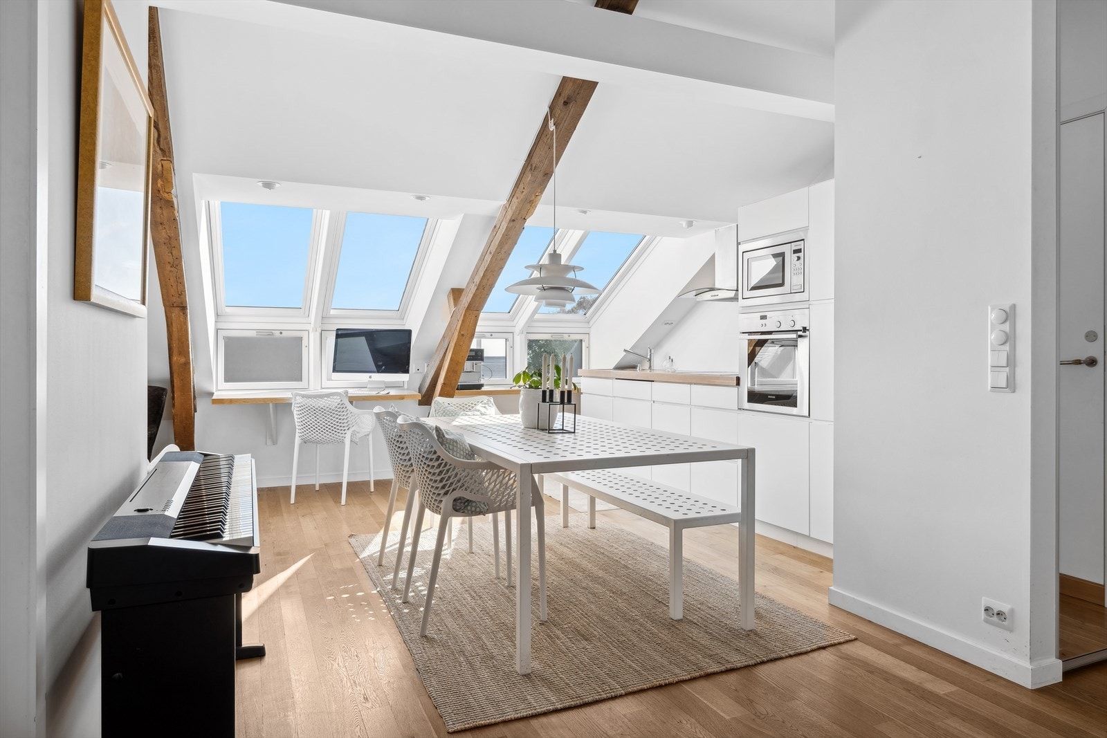 Kjøkkenet i gjestefløy har pen Kvik kjøkkeninnredning med slette fronter. Galleribilde