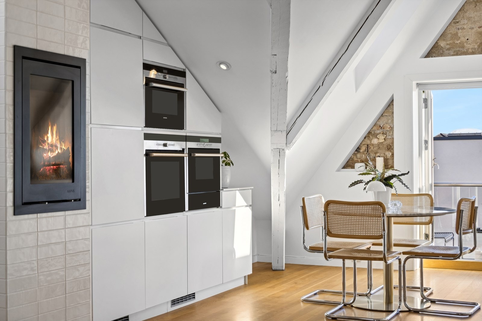 Det er montert en dekorativ peis (ny i 2020) med innsats, for hygge og varme på kalde dager. Galleribilde