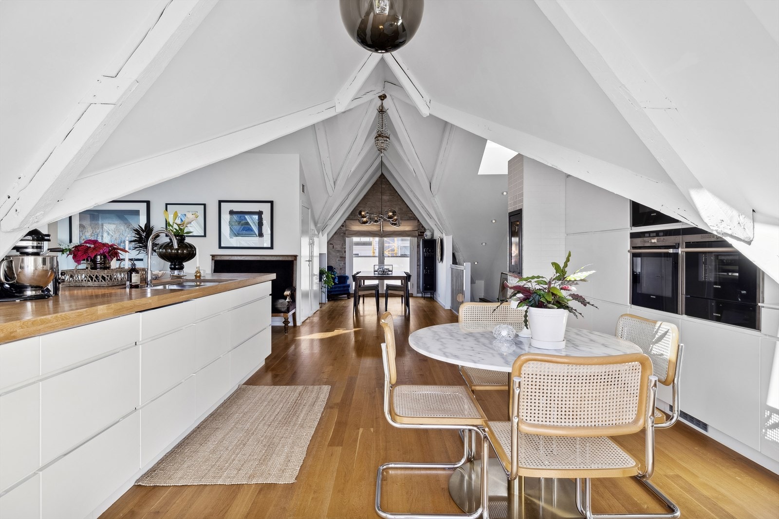 Kjøkkenet i leilighetens hoveddel er godt utnyttet med tidløs, pen Kvik kjøkkeninnredning. Galleribilde