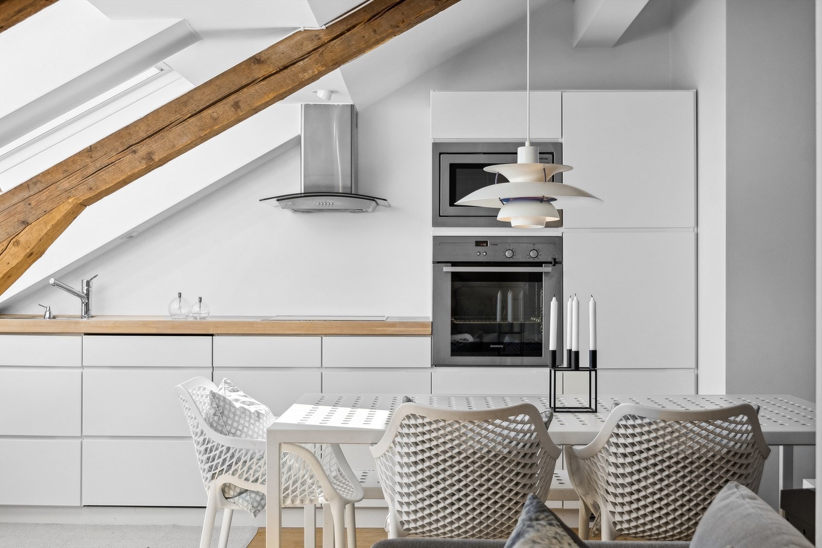 Kjøkkenet har rikelig med oppbevarings- og benkeplass. Galleribilde