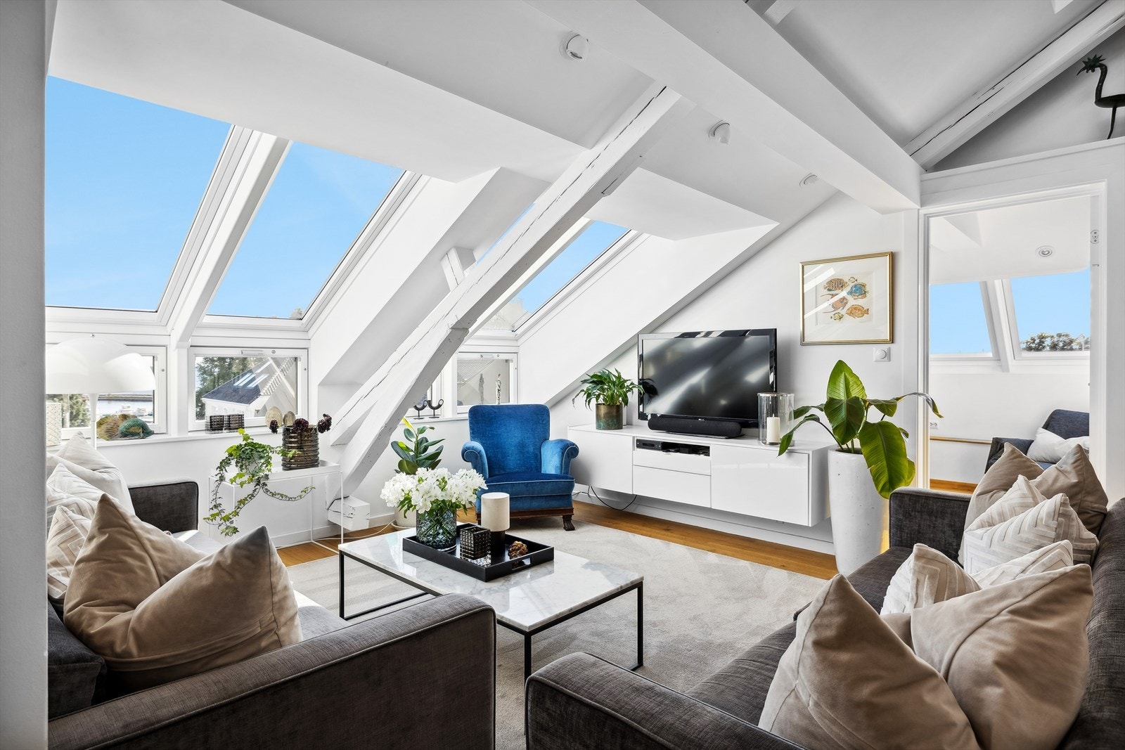 Generøse vindusflater gir godt med naturlig lys og lar den flotte sjøutsikten komme til sin rett. Galleribilde