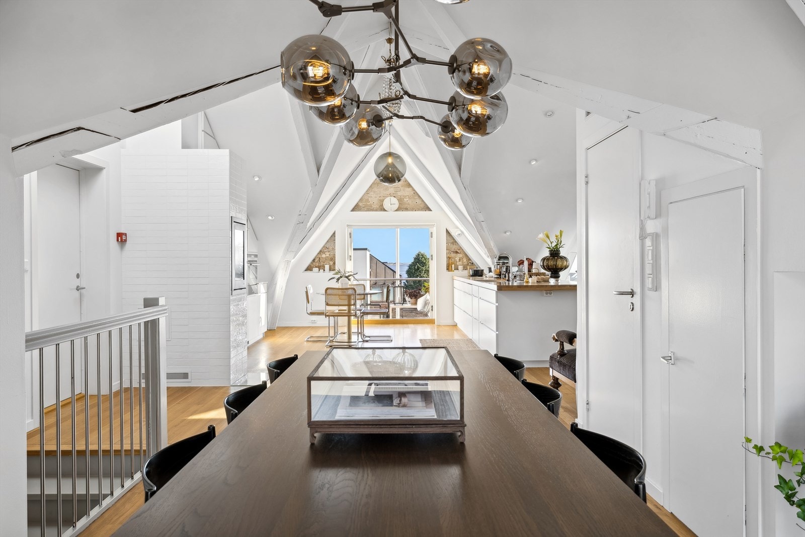 Stue, spisestue og kjøkken i åpen løsning skaper en romslig og sosial arena. Galleribilde