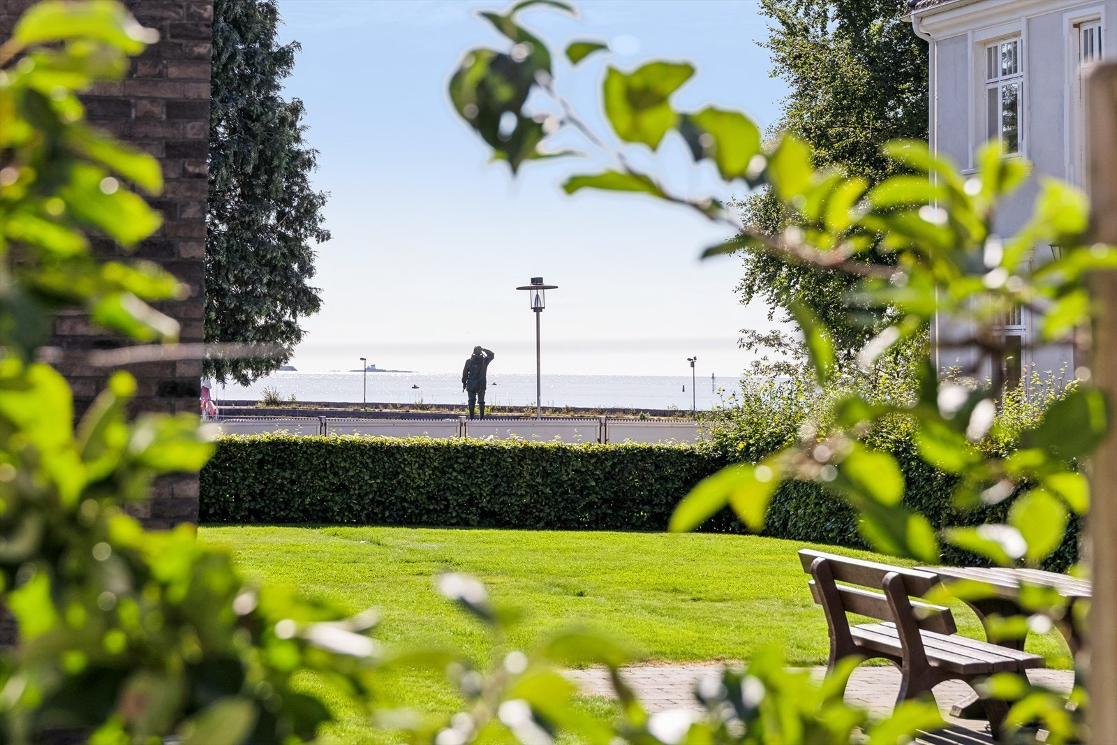 Få steinkast fra eiendommen ligger sjøen og den flotte Strandpromenaden. Galleribilde