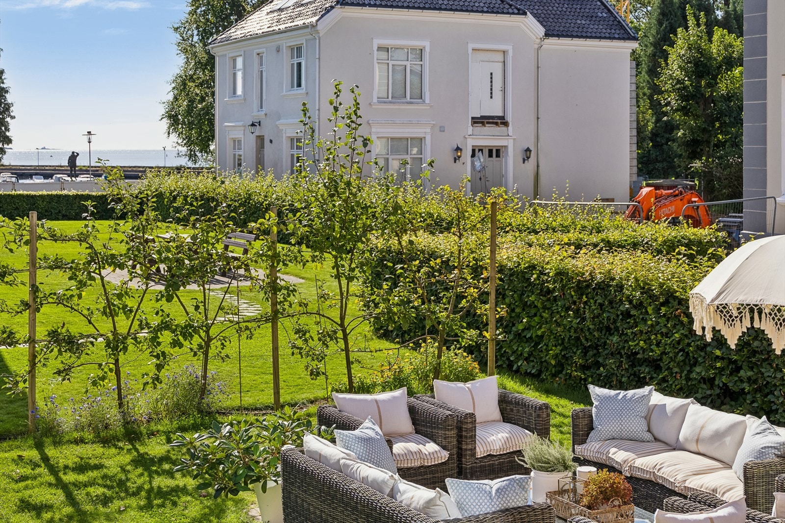 Sameiet har en vakker og parkmessig opparbeidet hage med stor og frodig plen, sittegruppe og flaggstang. Galleribilde