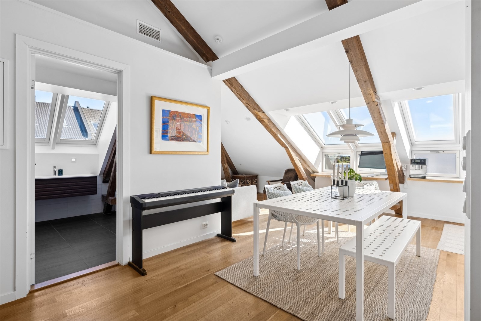 I gjestefløyen finner dere en lys og luftig stue med åpen kjøkkenløsning. Galleribilde