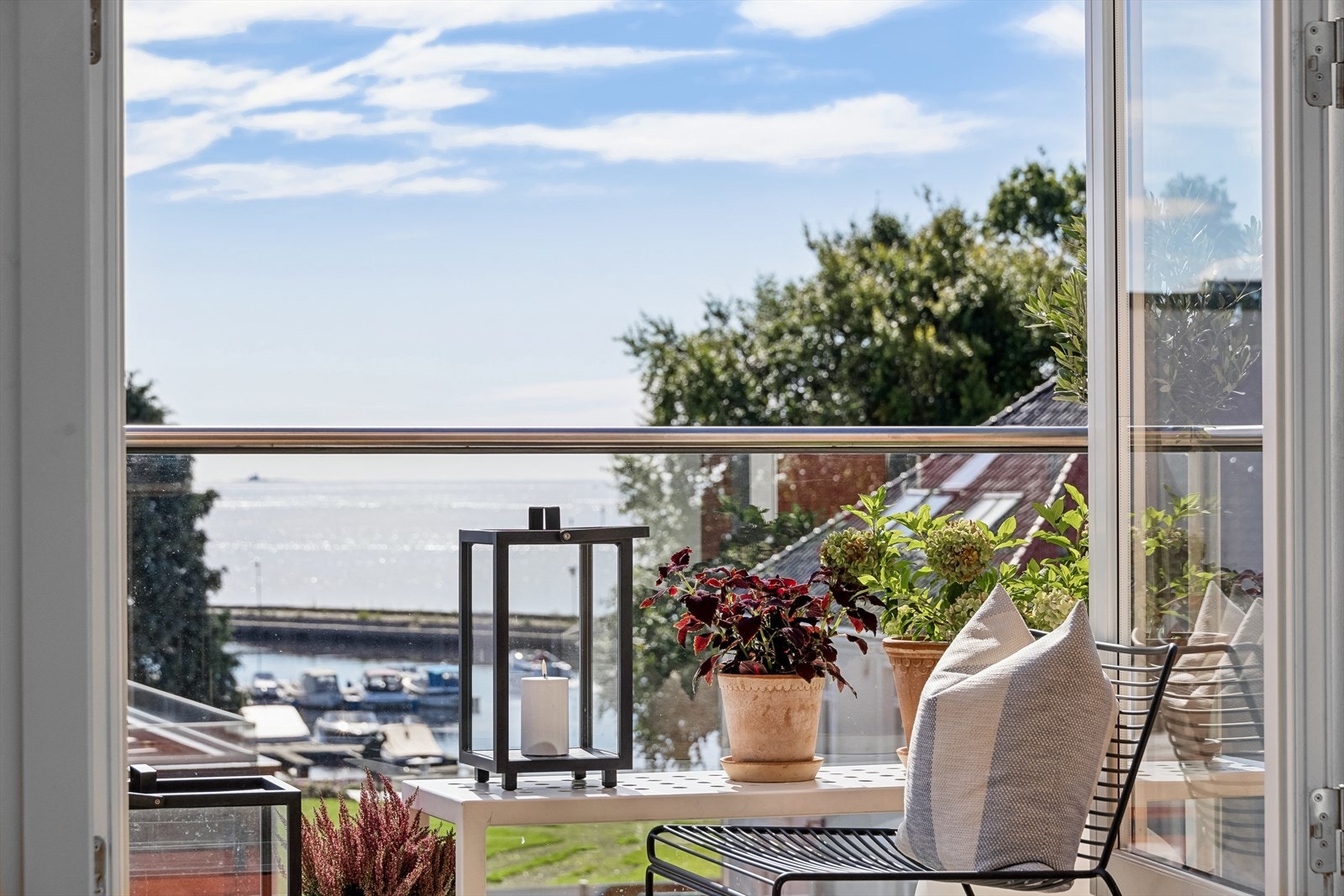 Nydelig utsikt mot sjøen! Selger opplyser at det er sol på balkongen morgen til ca kl 16:30 (om sommeren). Galleribilde