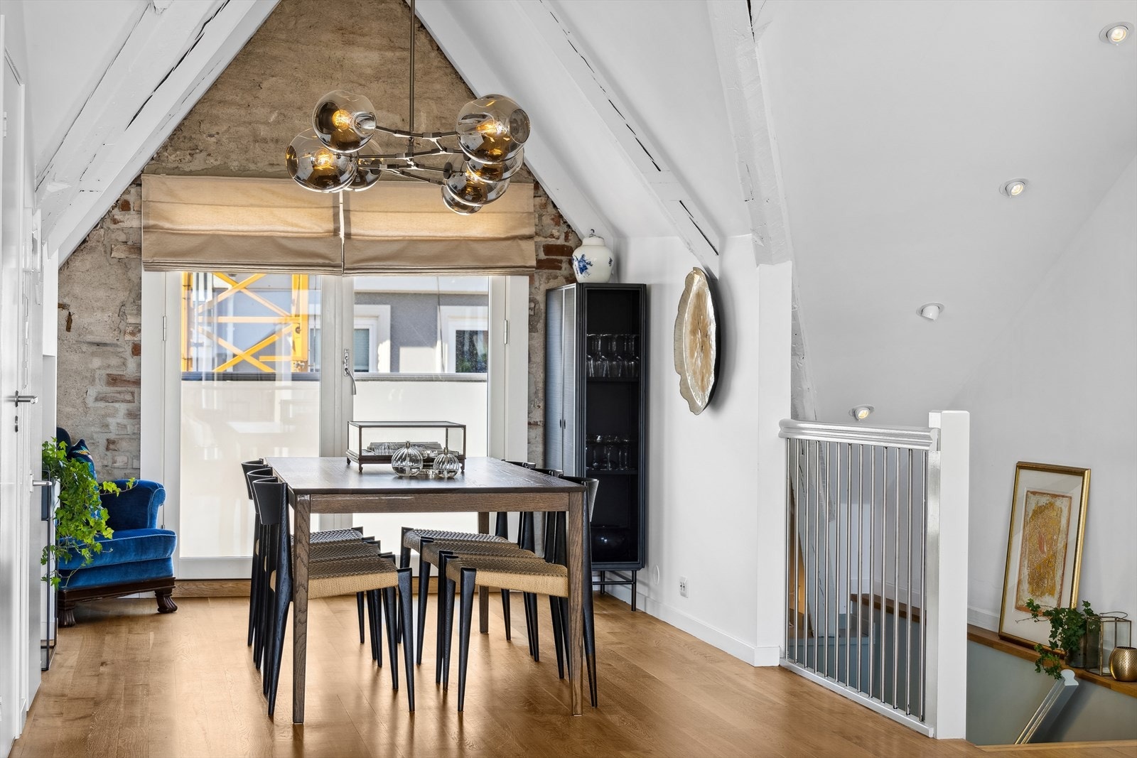 Fra stuen er det trapp ned til entréen i 2. etasje. Galleribilde