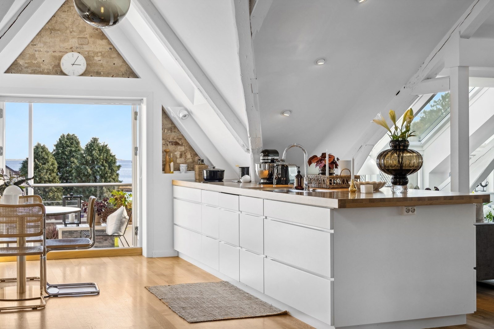 Tofløyede dører fører ut til den hyggelige, solrike balkongen. Innredningen er fra 2010-2011. Integrert koketopp er fra 2020. Galleribilde