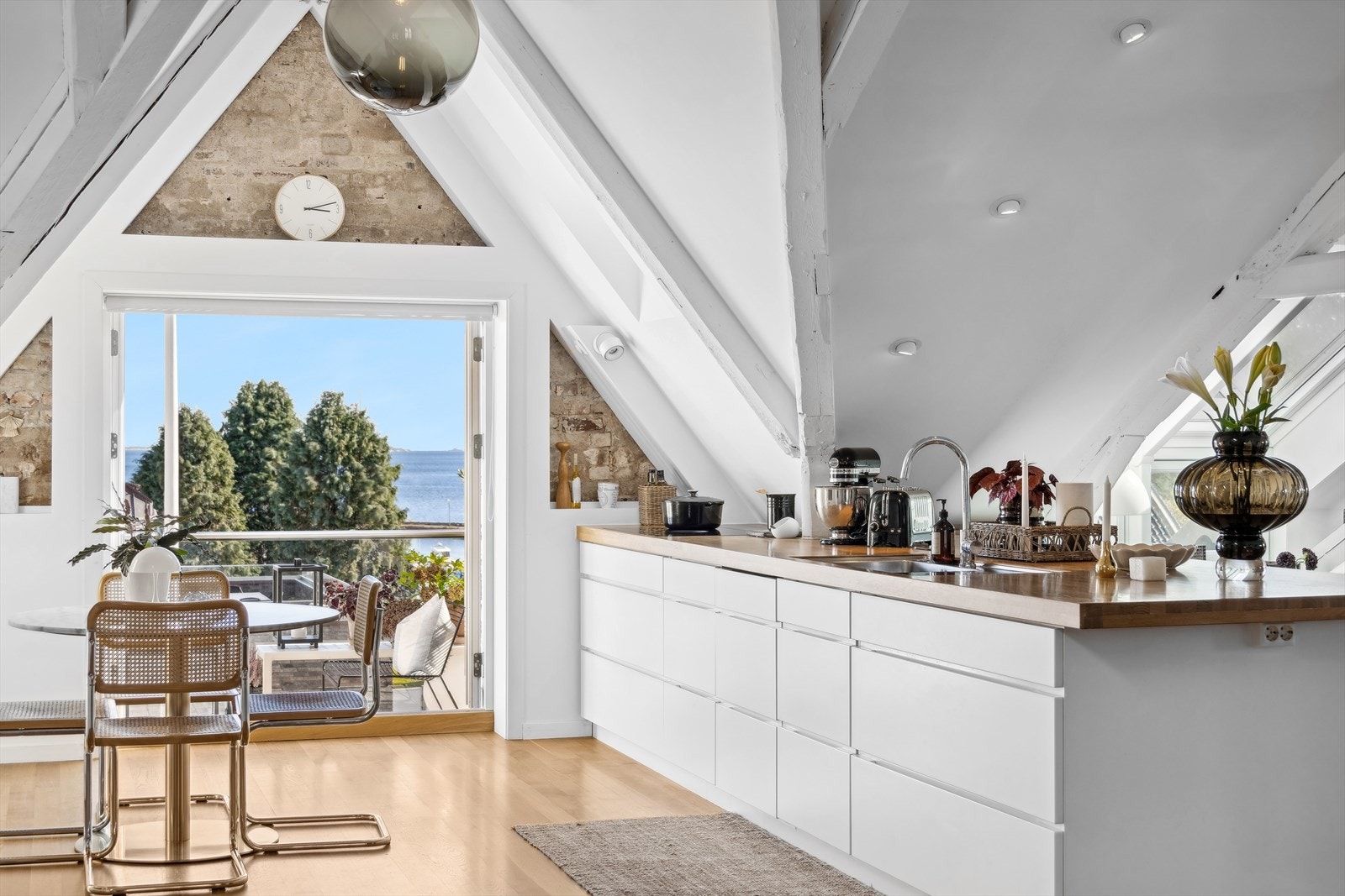 Leiligheten troner helt øverst i bygget og strekker seg over hele etasjen.
Dette er en særdeles stor og flott leilighet med det lille ekstra. Galleribilde