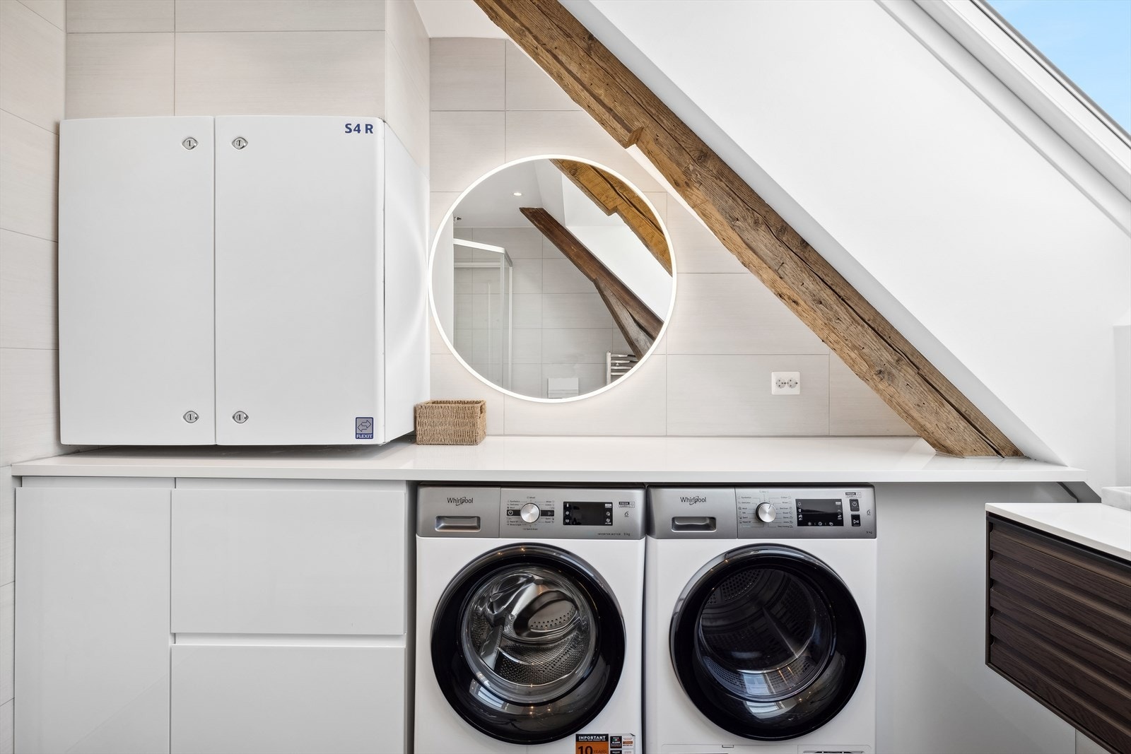 Rommet er utstyrt med veggmontert toalett, innredning og opplegg for vaskemaskin. Galleribilde