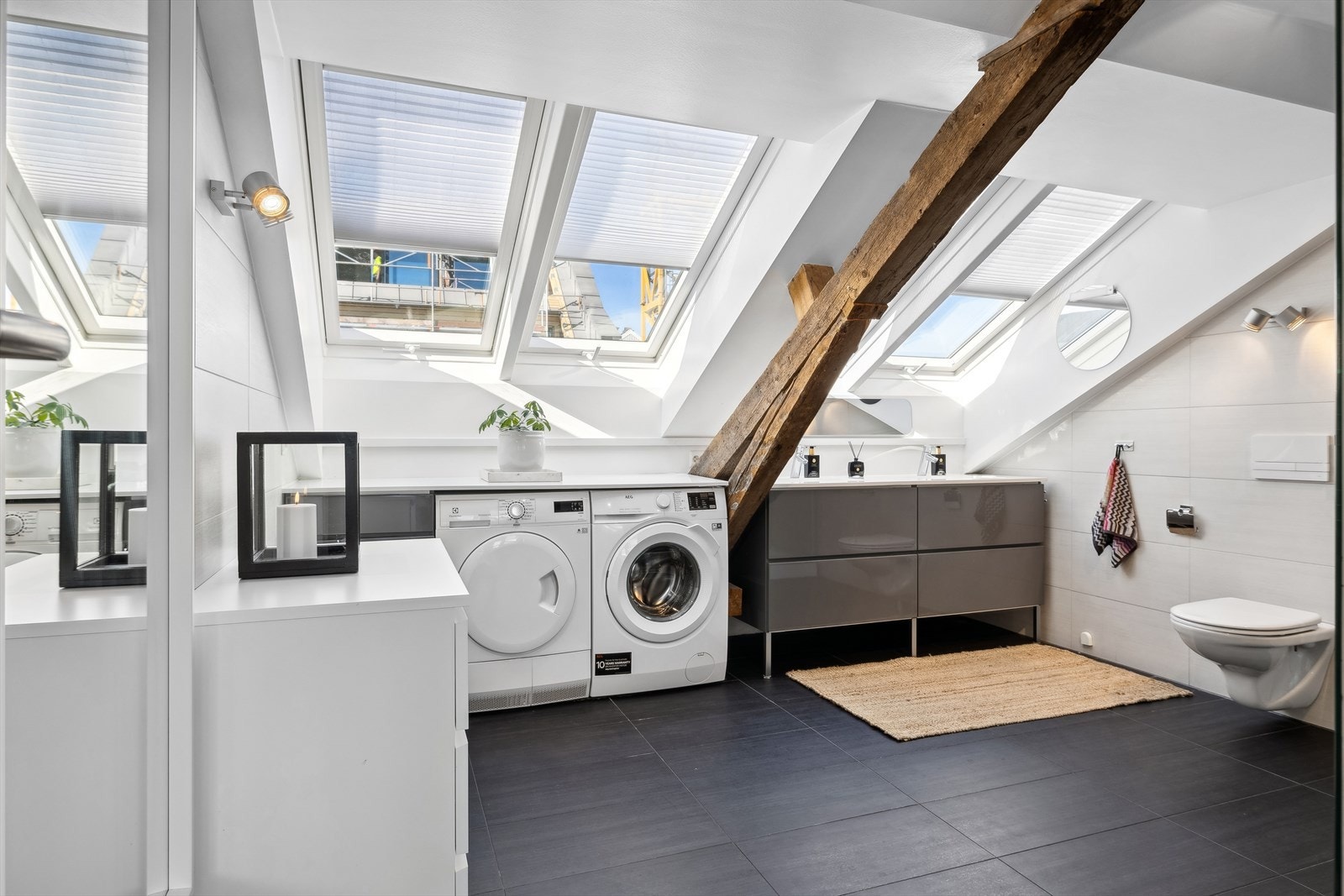 Bad/vaskerom i hoveddel er fra 2010-2011. Rommet fremstår som delikat og er av meget god størrelse. Galleribilde