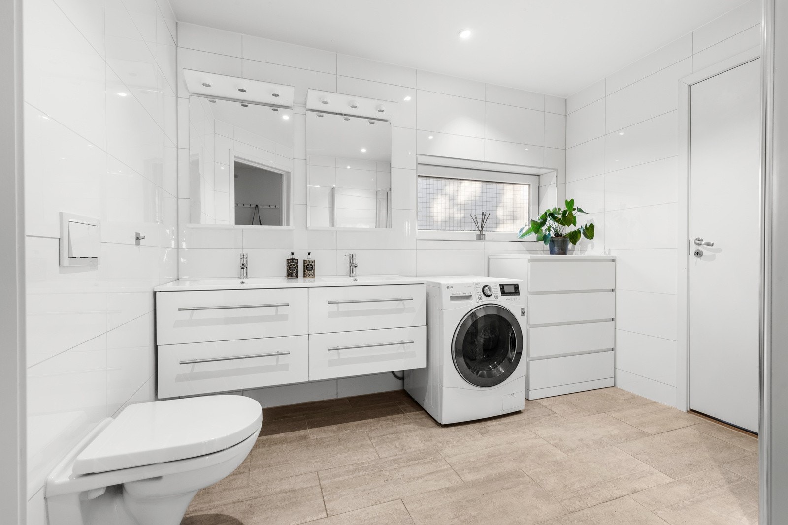 Lyst og pent bad med gulvvarme. Badet er helfliset Galleribilde